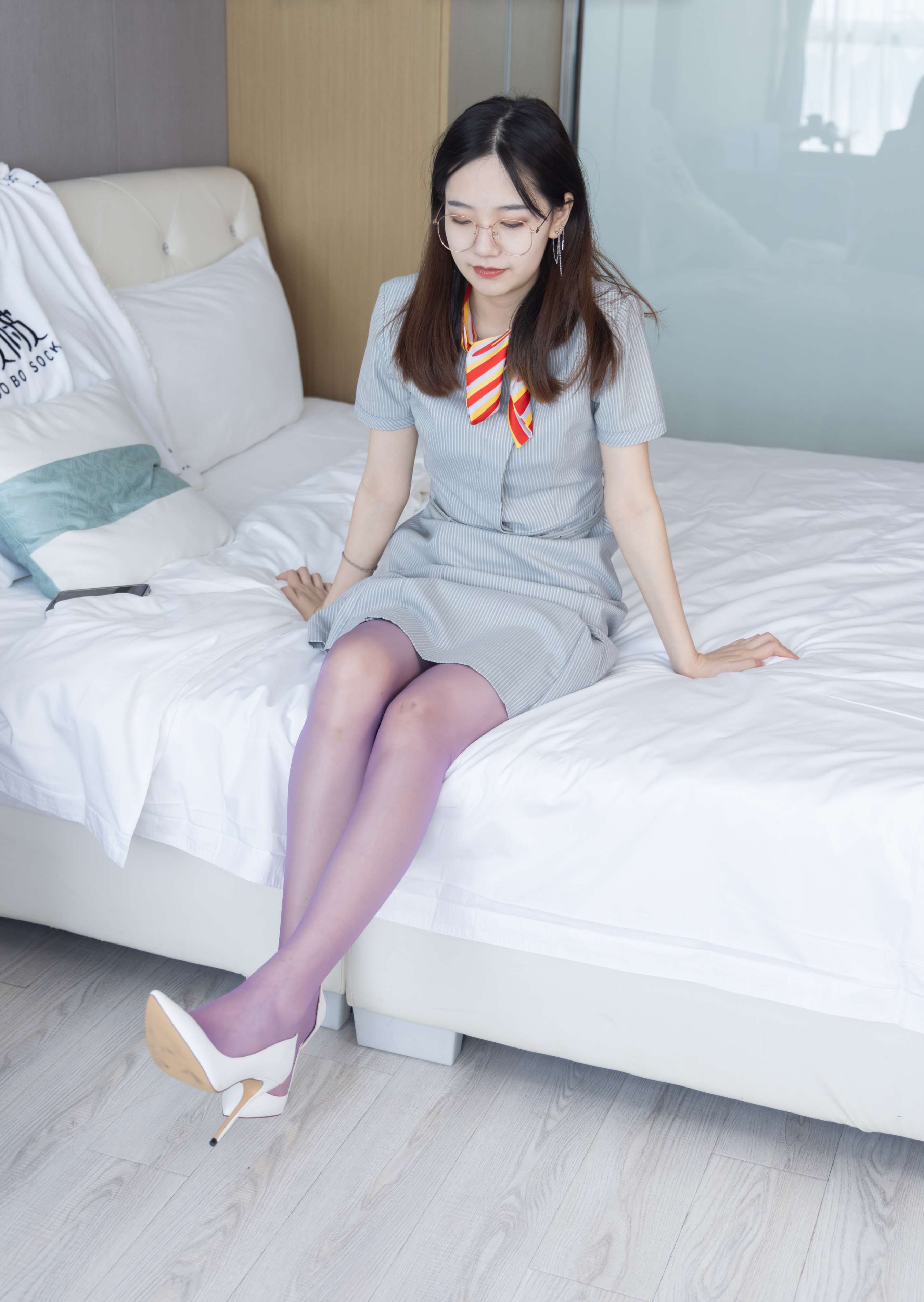 《小甜豆-白色高跟鞋、紫色油亮丝袜》作品图