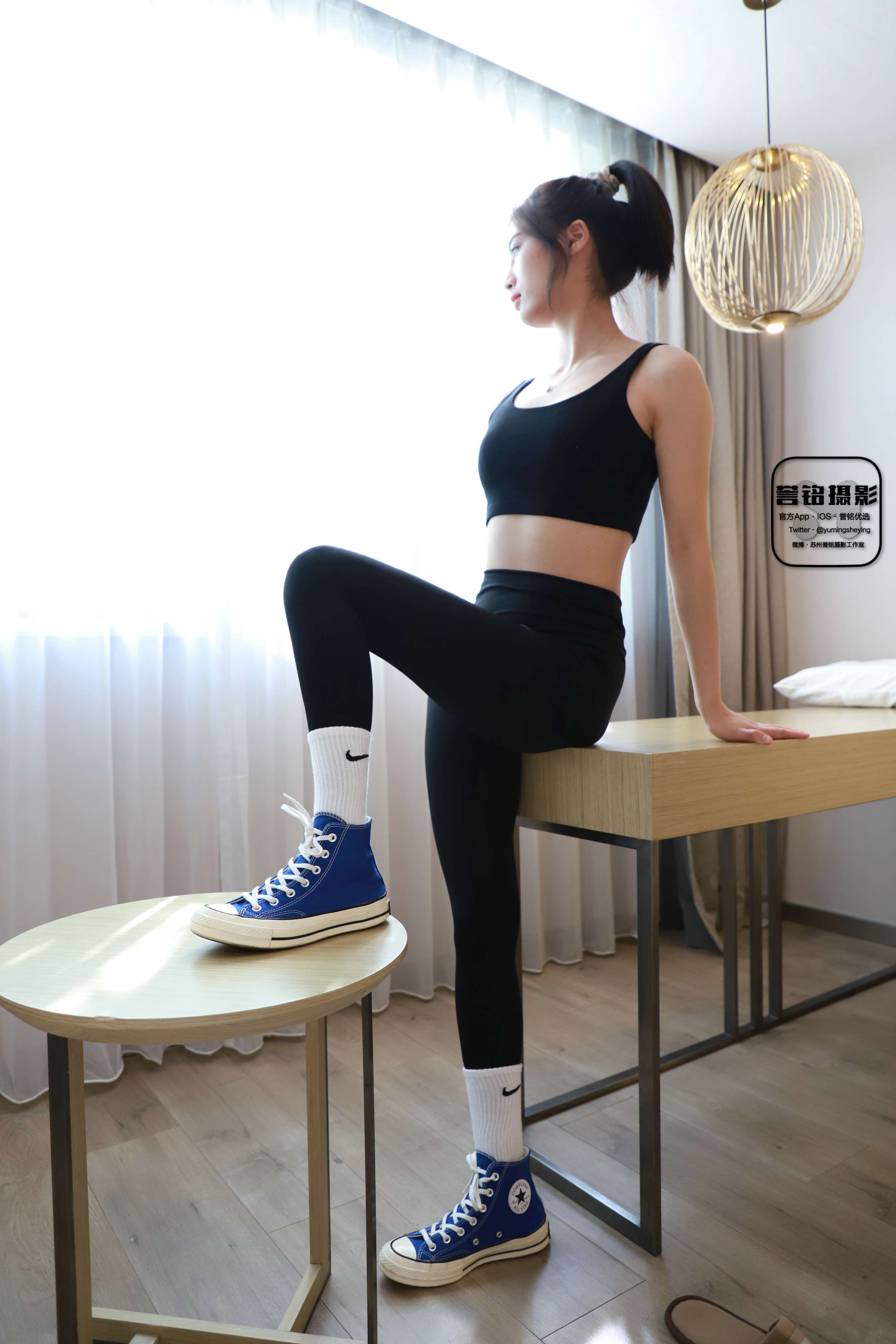 《[寄卖]誉铭摄影《2023第9期》 高帮帆布鞋の白棉袜脚丫》作品图