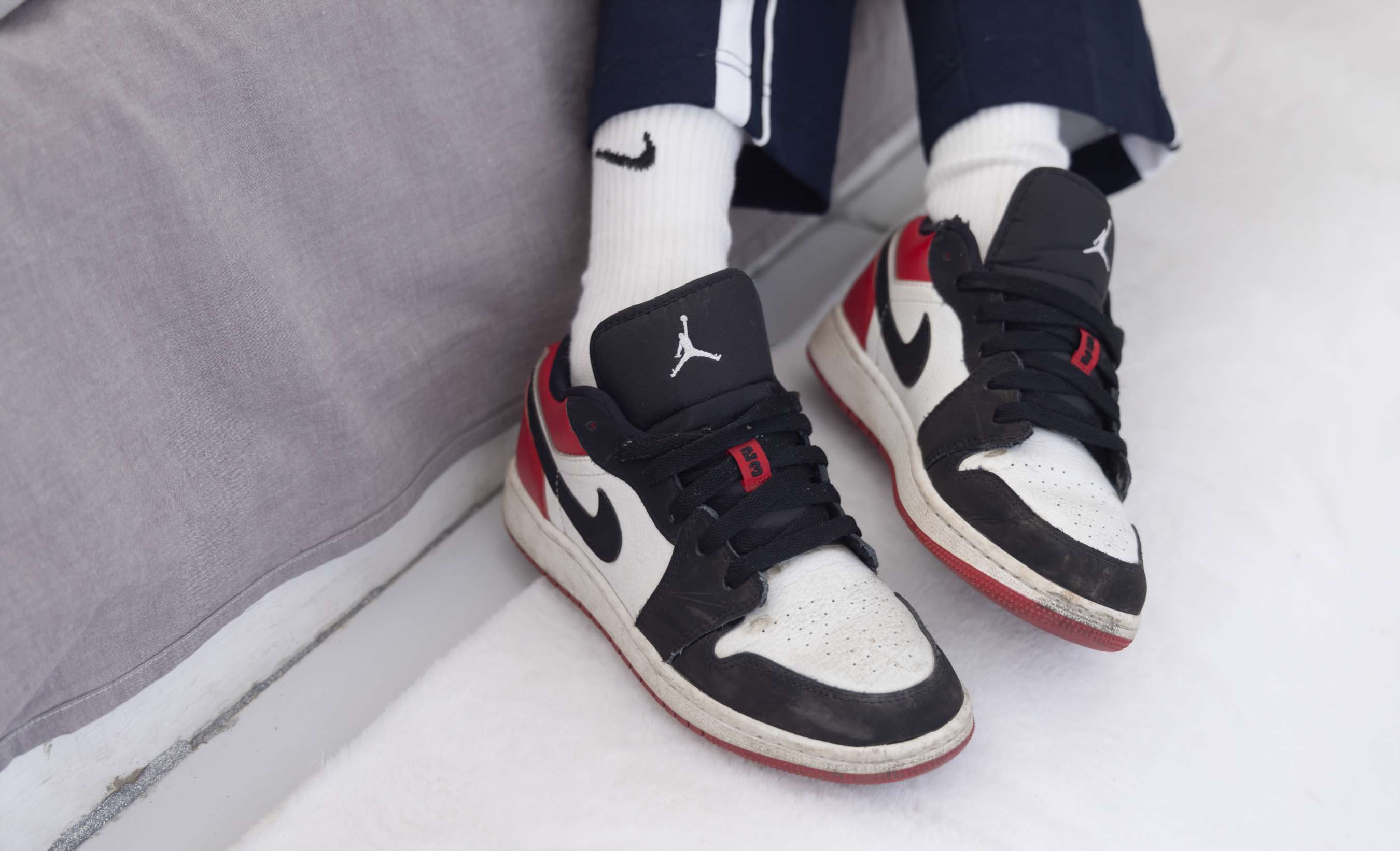 《稚予-aj板鞋、白棉袜、油亮白丝、校服裤里丝》作品图