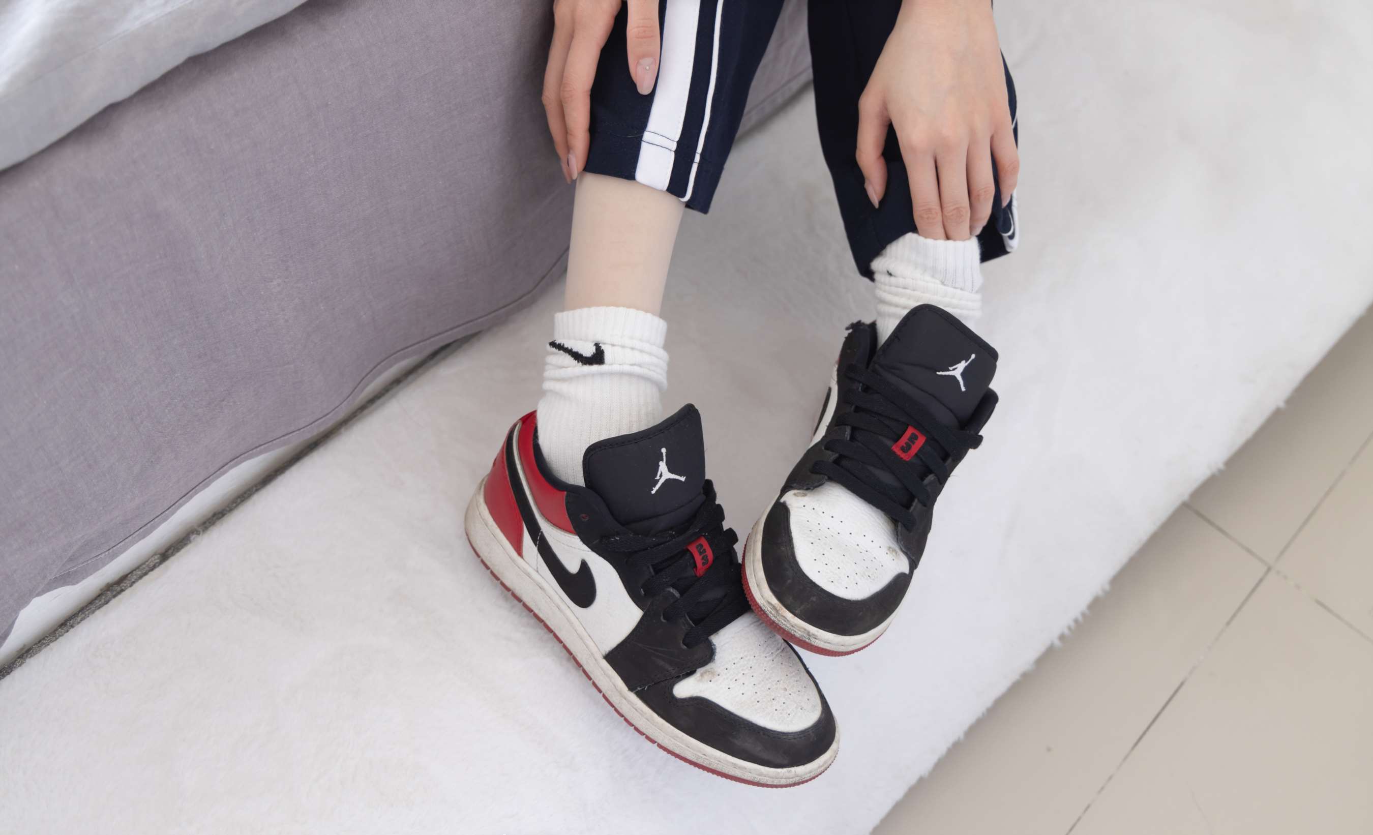 《稚予-aj板鞋、白棉袜、油亮白丝、校服裤里丝》作品图