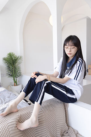 稚予-aj板鞋、白棉袜、油亮白丝、校服裤里丝