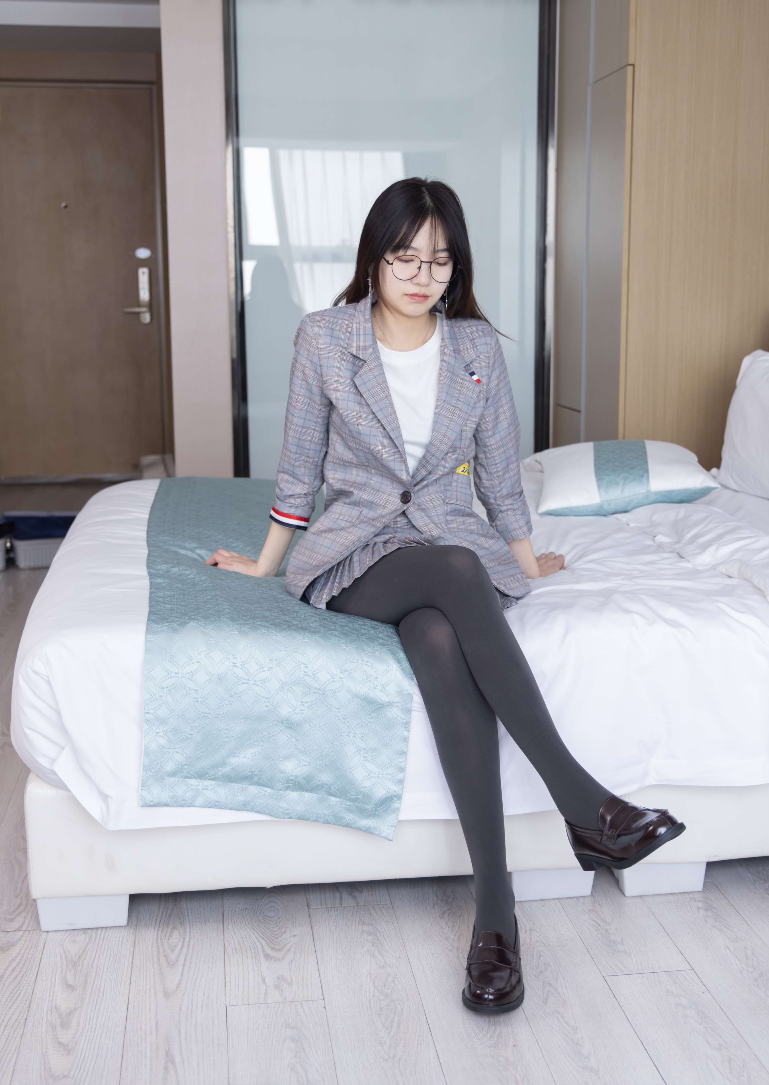 《小甜豆-皮鞋、厚灰丝、ol装》作品图