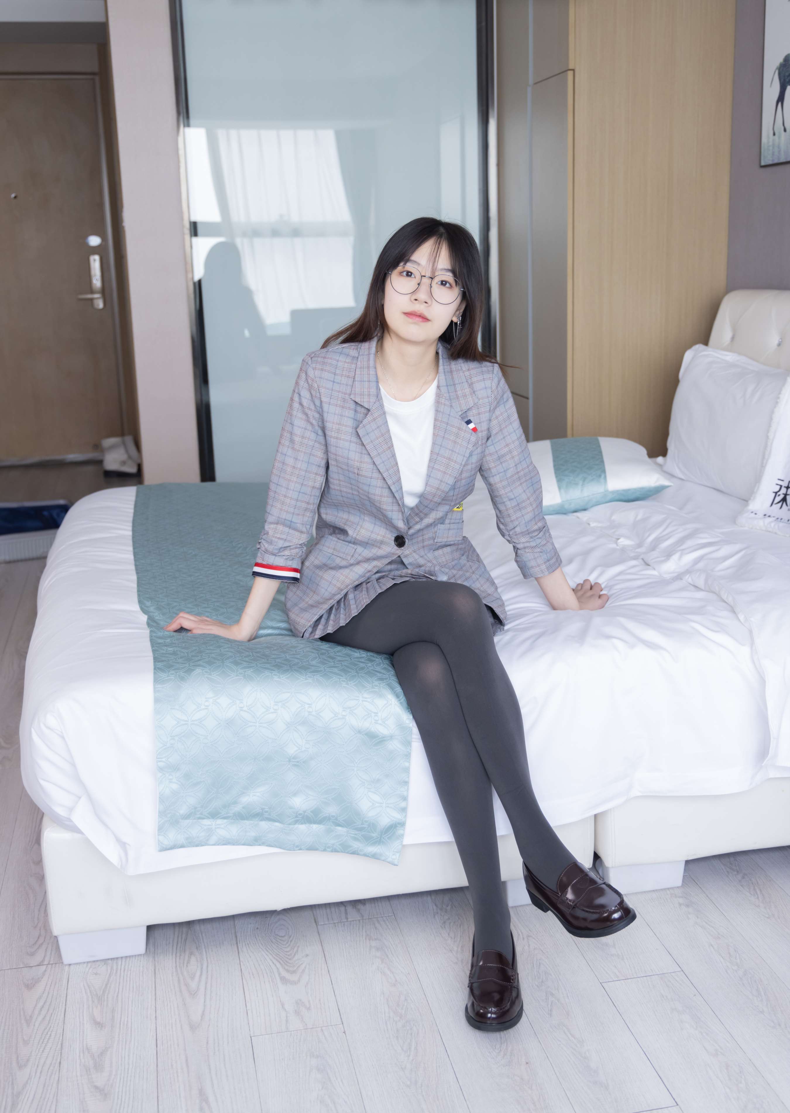 《小甜豆-皮鞋、厚灰丝、ol装》作品图