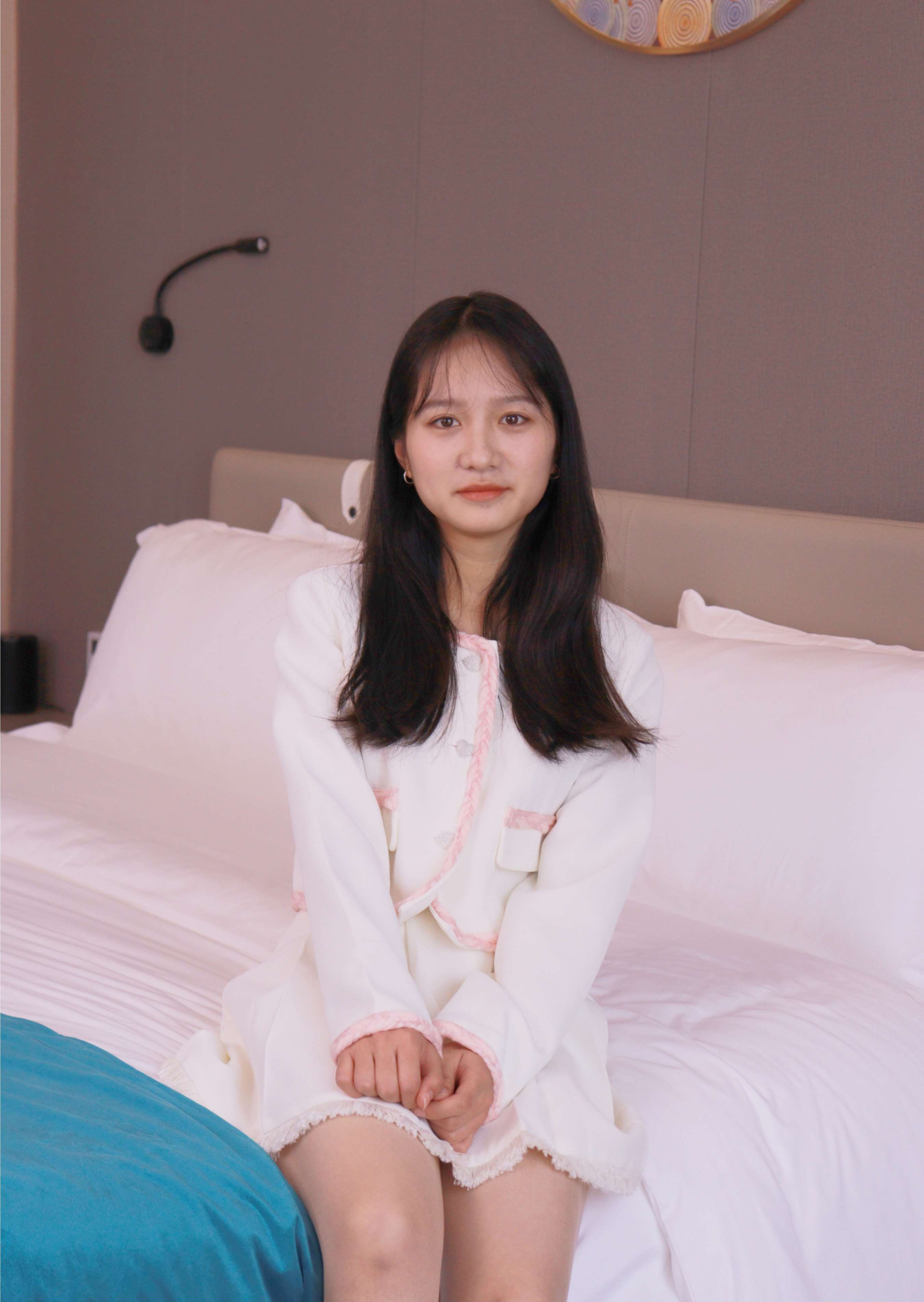 《沙沙~S码粉白色套搭配小白鞋》作品图