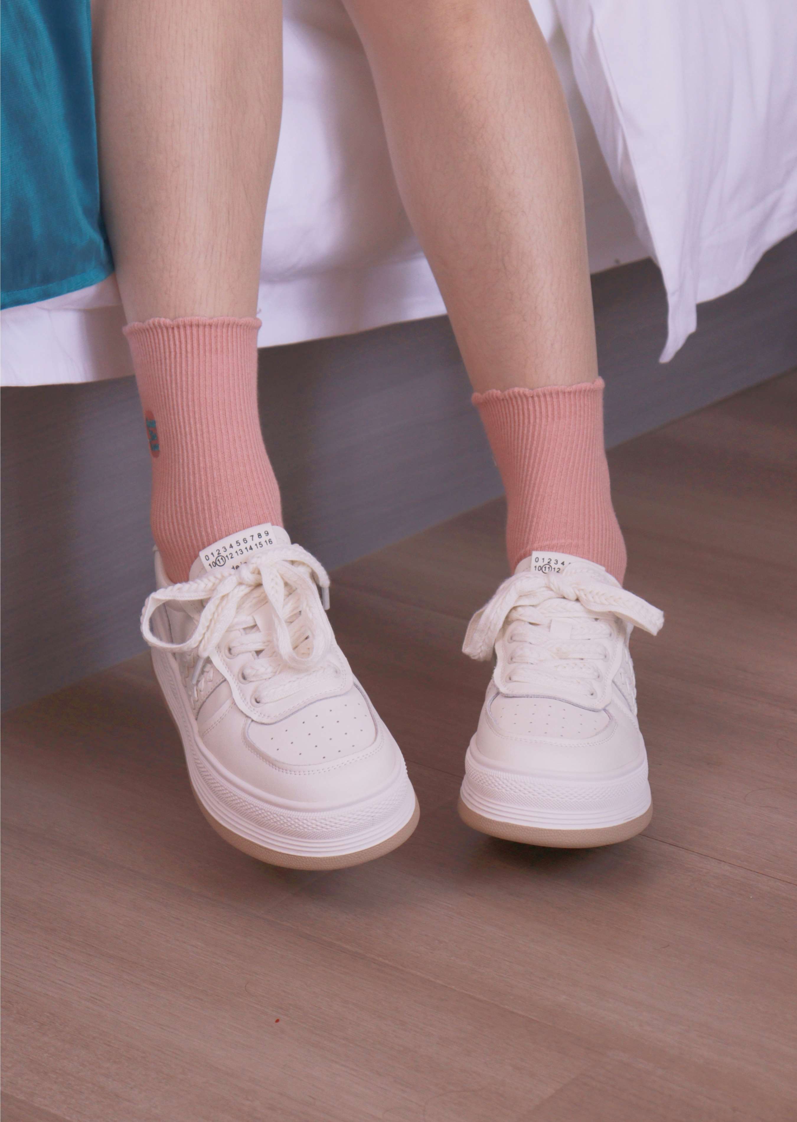 《沙沙~S码粉白色套搭配小白鞋》作品图