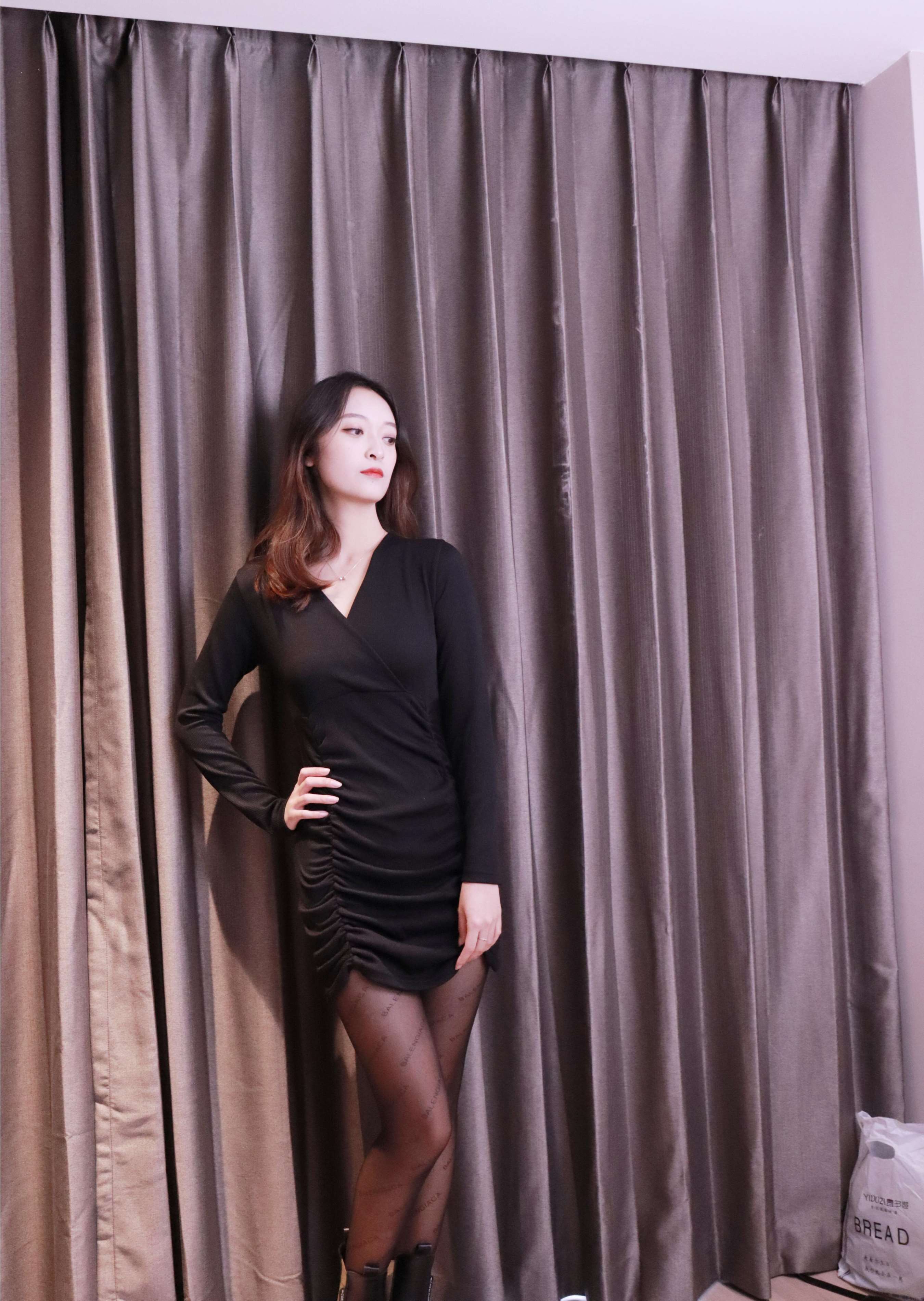 《依依~黑色瘦身连衣裙搭小黑皮鞋》作品图