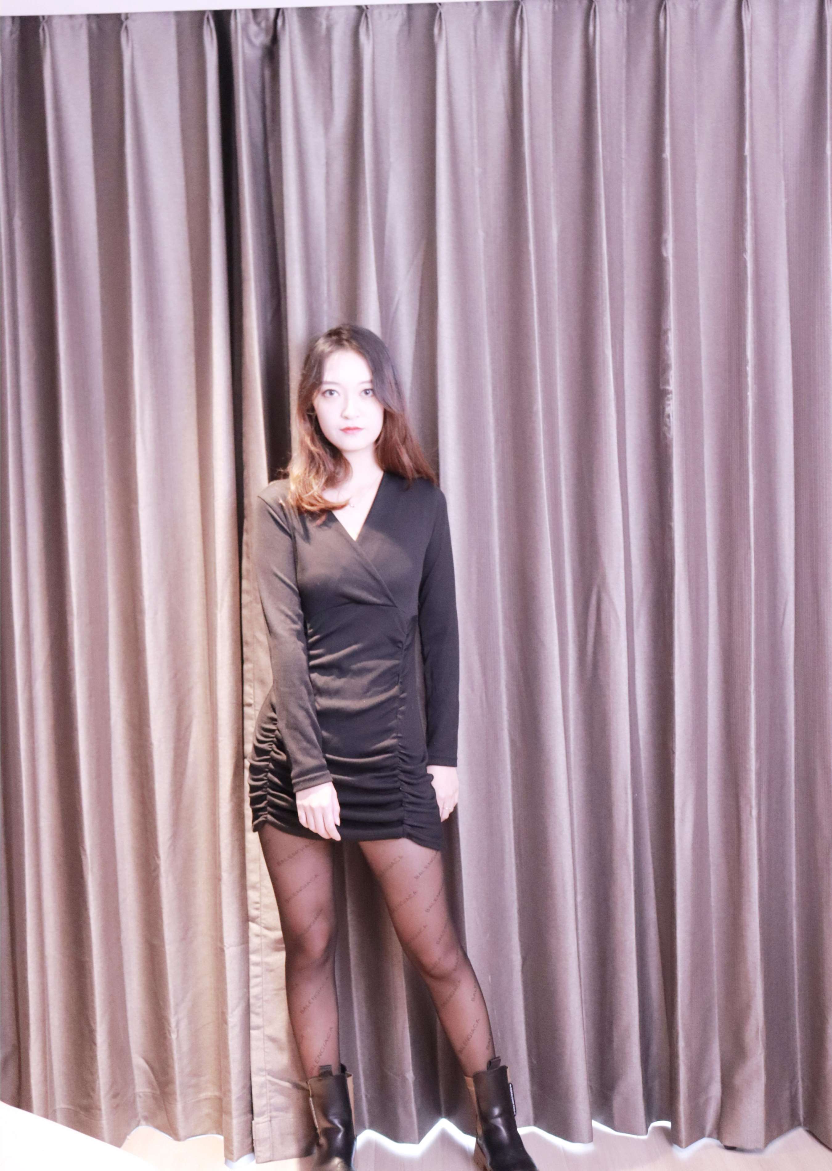 《依依~黑色瘦身连衣裙搭小黑皮鞋》作品图