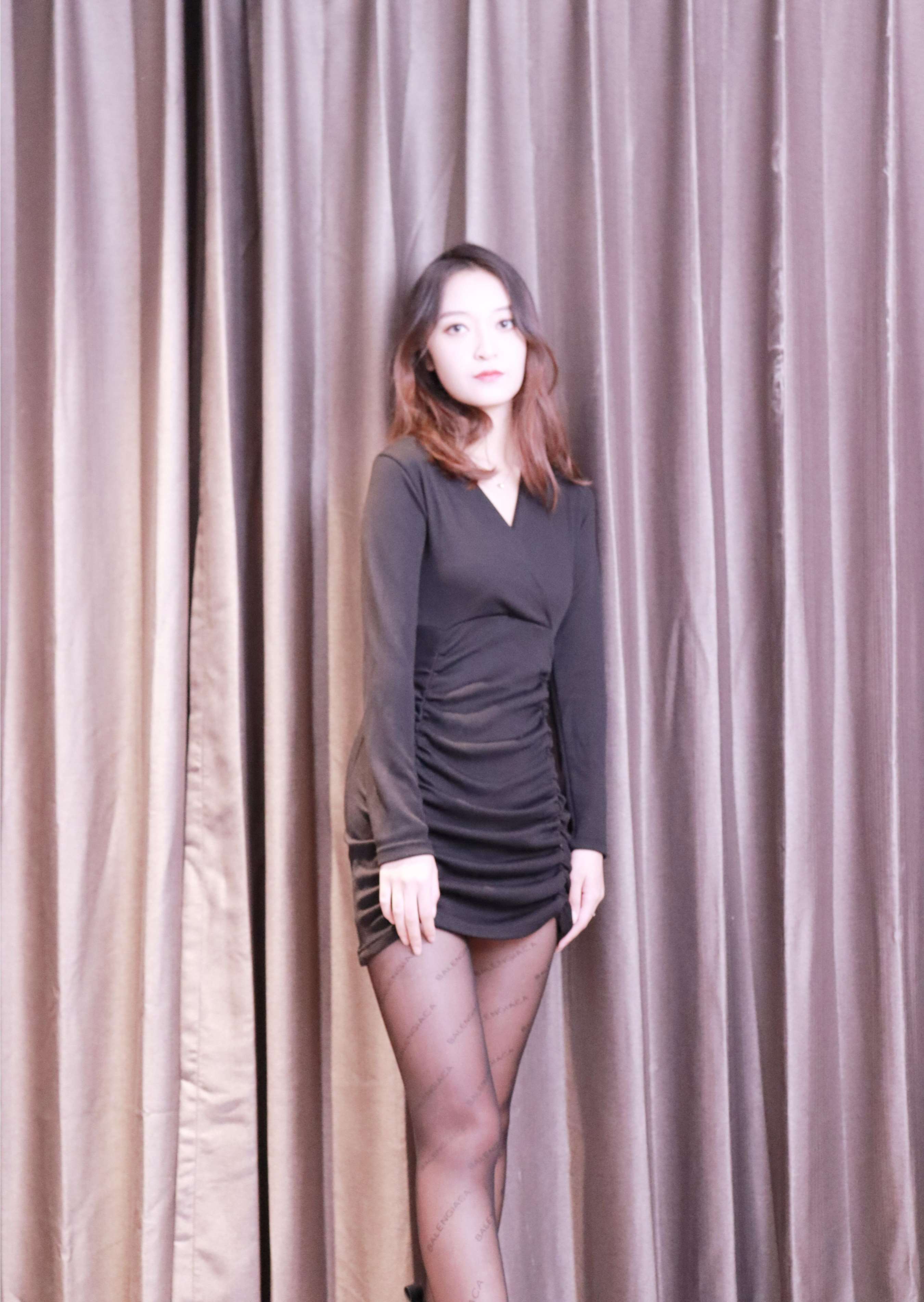 《依依~黑色瘦身连衣裙搭小黑皮鞋》作品图