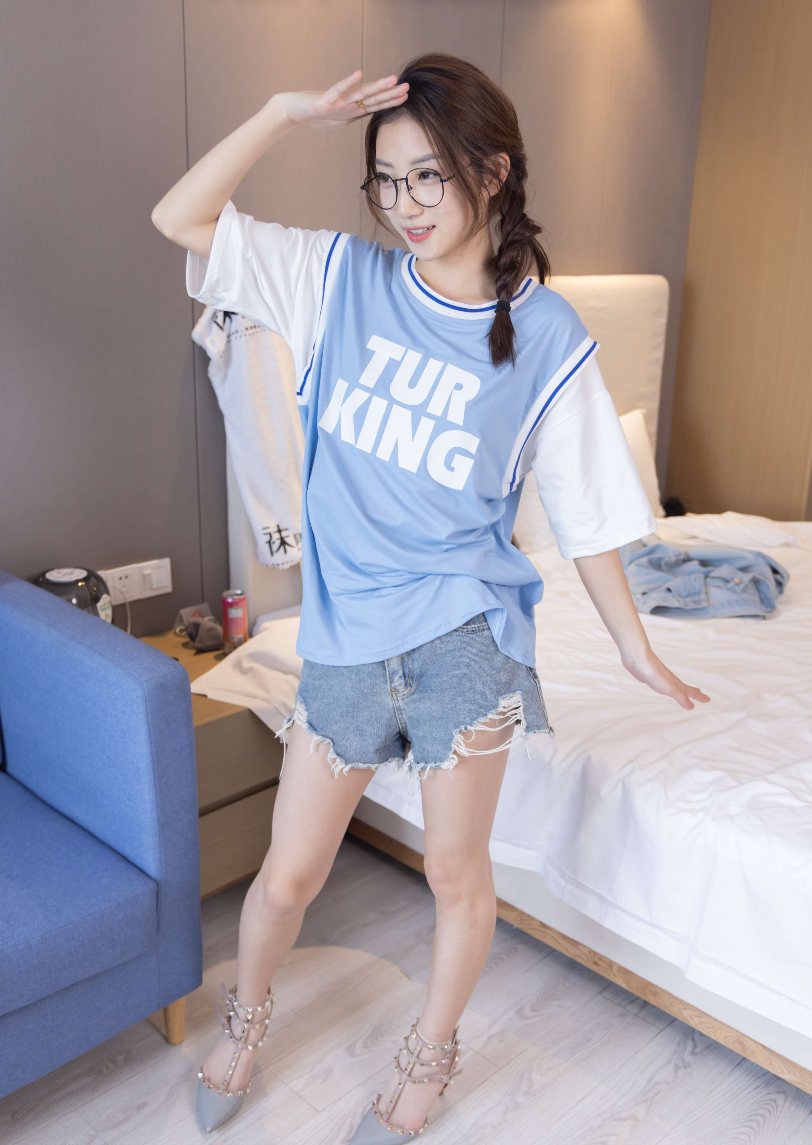 《小沫-高跟鞋、皮鞋、短肉丝、自然穿脏白棉袜》作品图