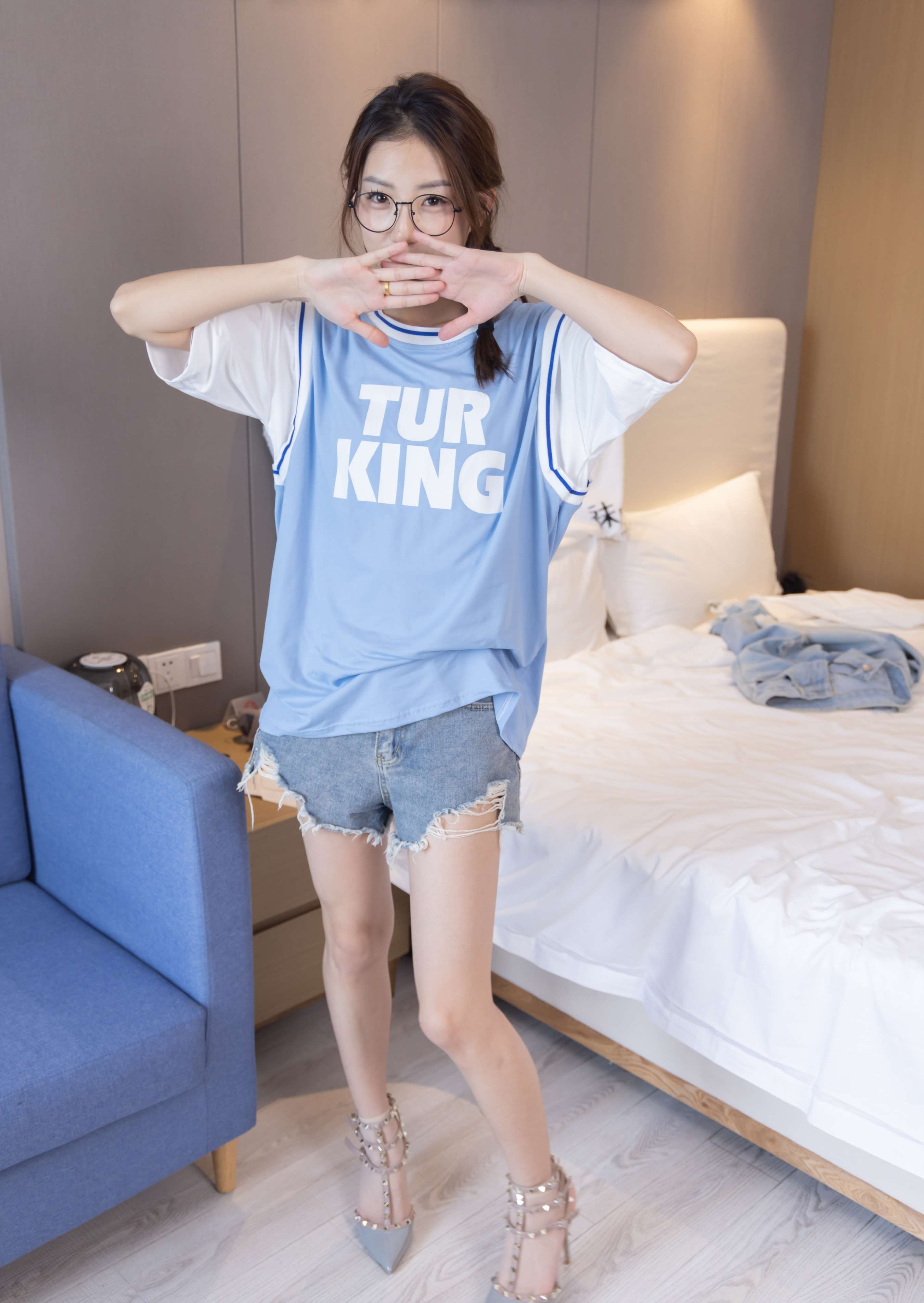 《小沫-高跟鞋、皮鞋、短肉丝、自然穿脏白棉袜》作品图