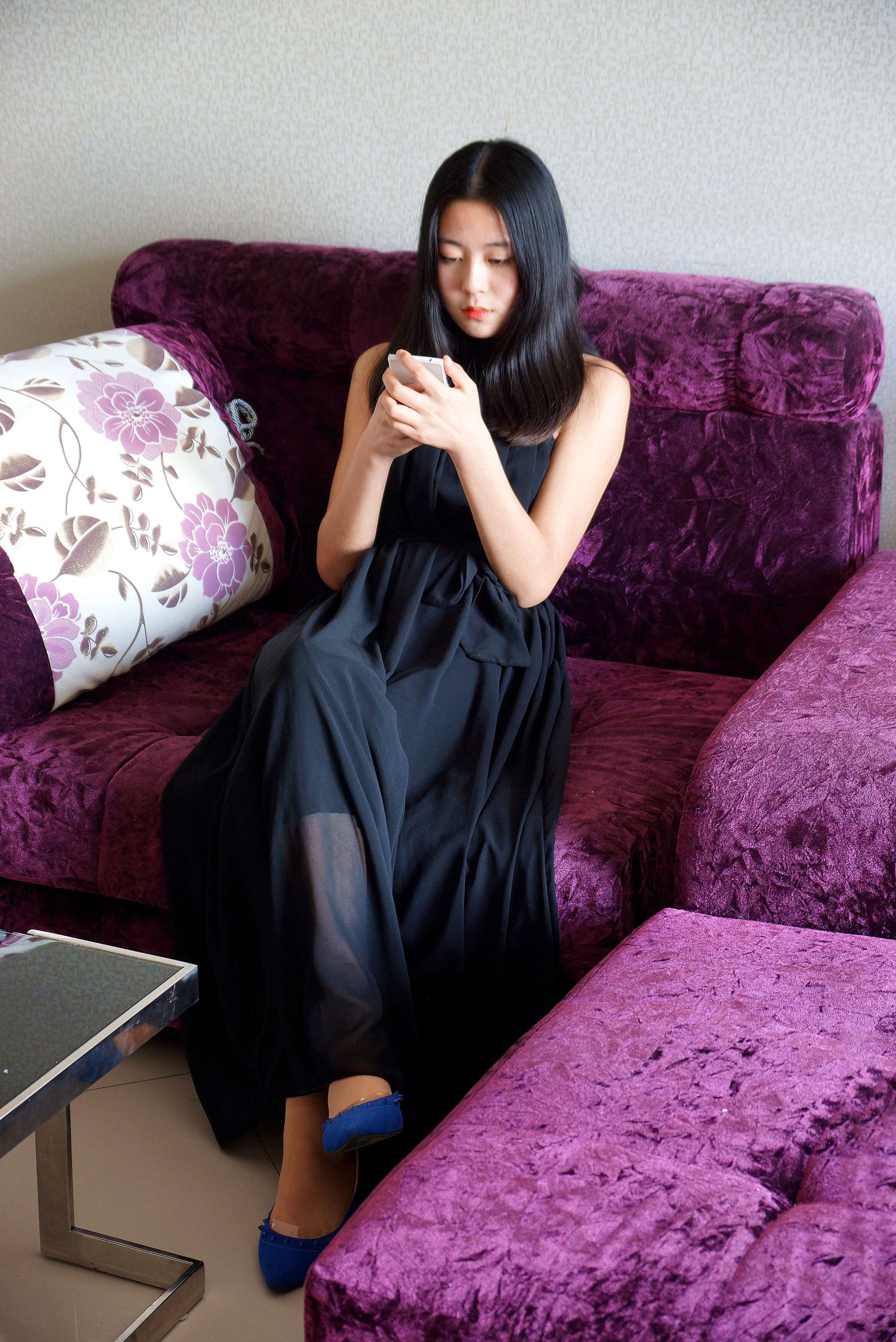 《准备出门约会，换双高跟鞋结果把脚给扭伤了》作品图