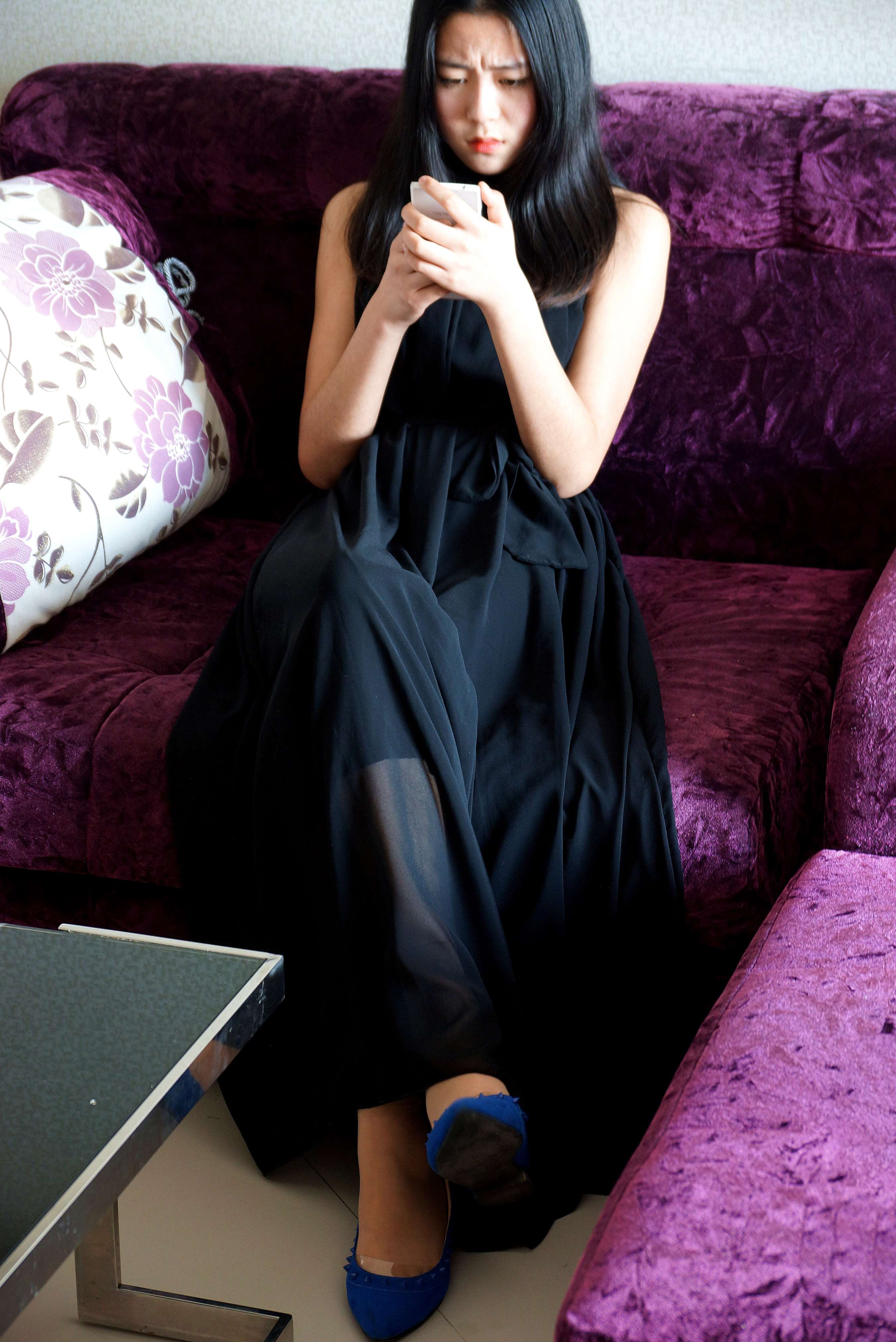 《准备出门约会，换双高跟鞋结果把脚给扭伤了》作品图