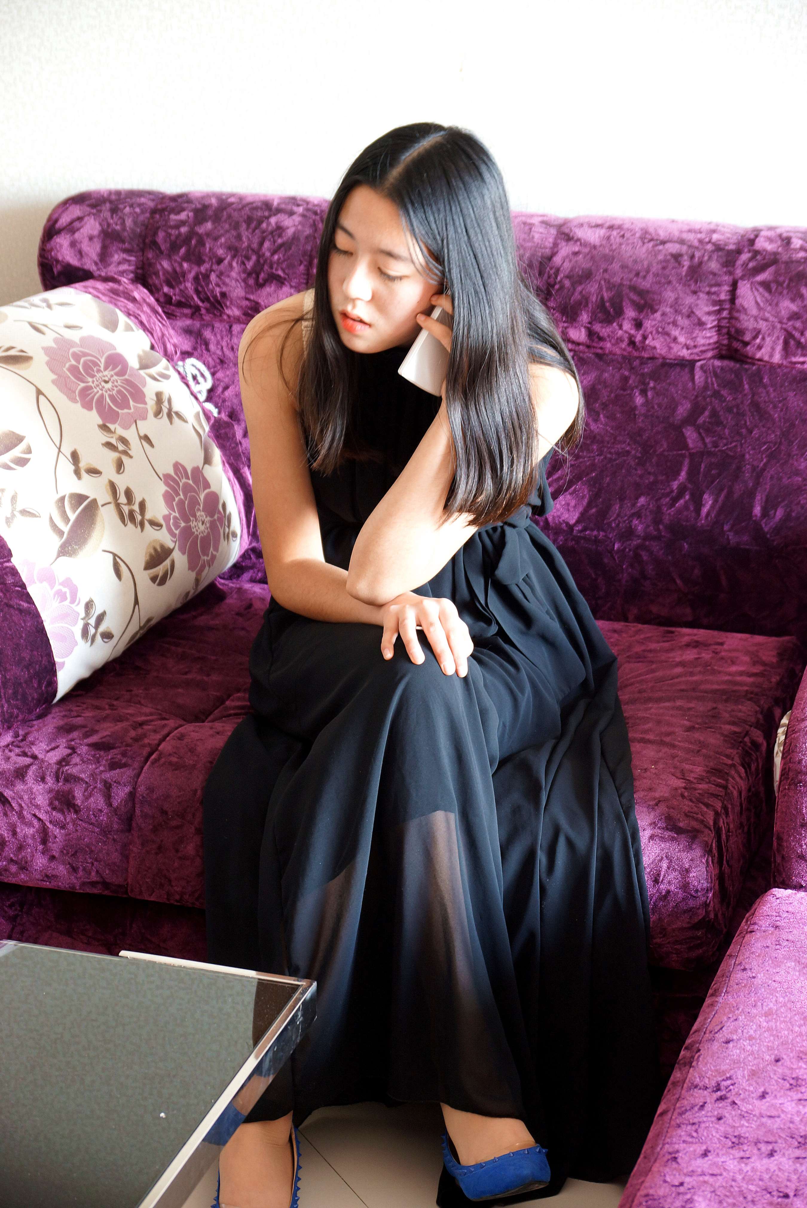 《准备出门约会，换双高跟鞋结果把脚给扭伤了》作品图