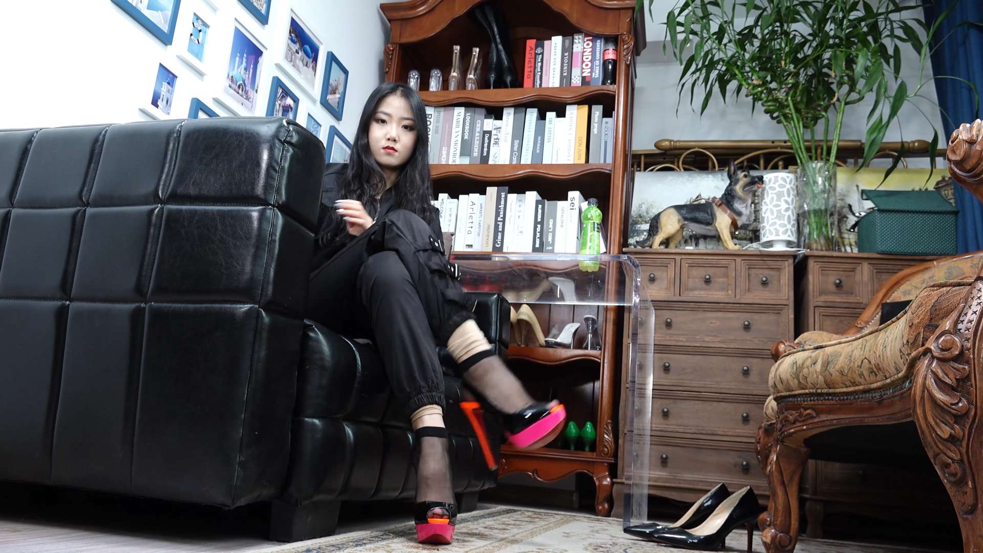 《[寄卖视频] A&F JiaJia-展示赤红的黑色透明短丝脚底》作品图