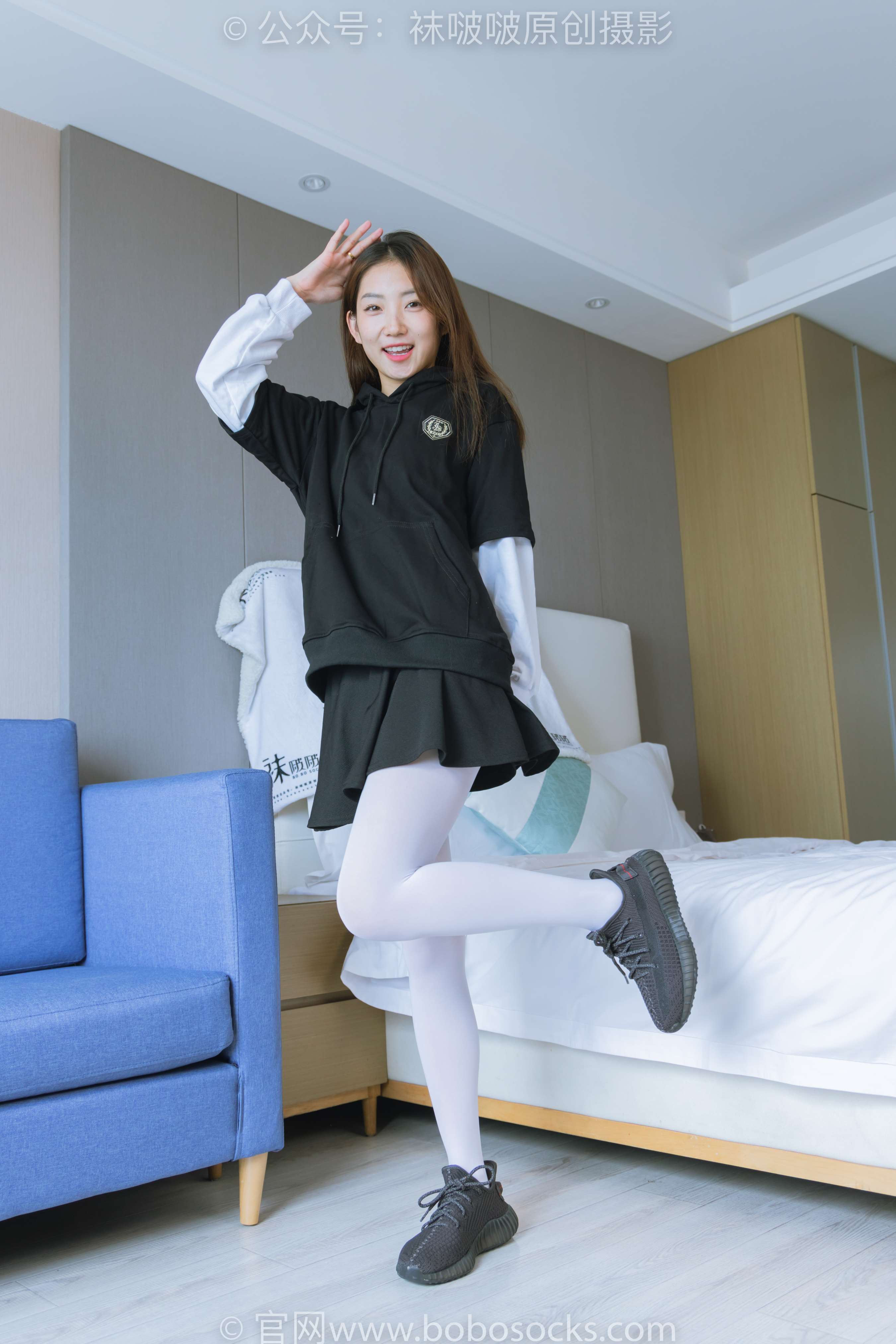 《小沫-黑色运动鞋、厚白丝》作品图