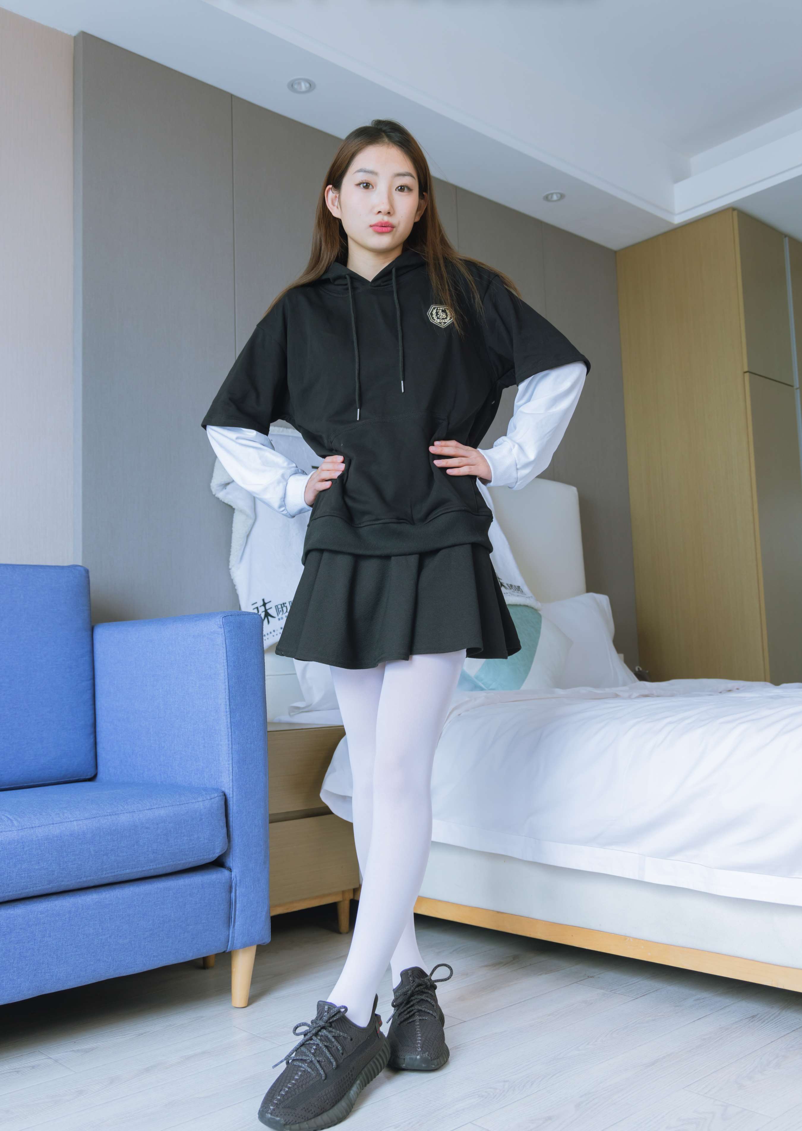 《小沫-黑色运动鞋、厚白丝》作品图