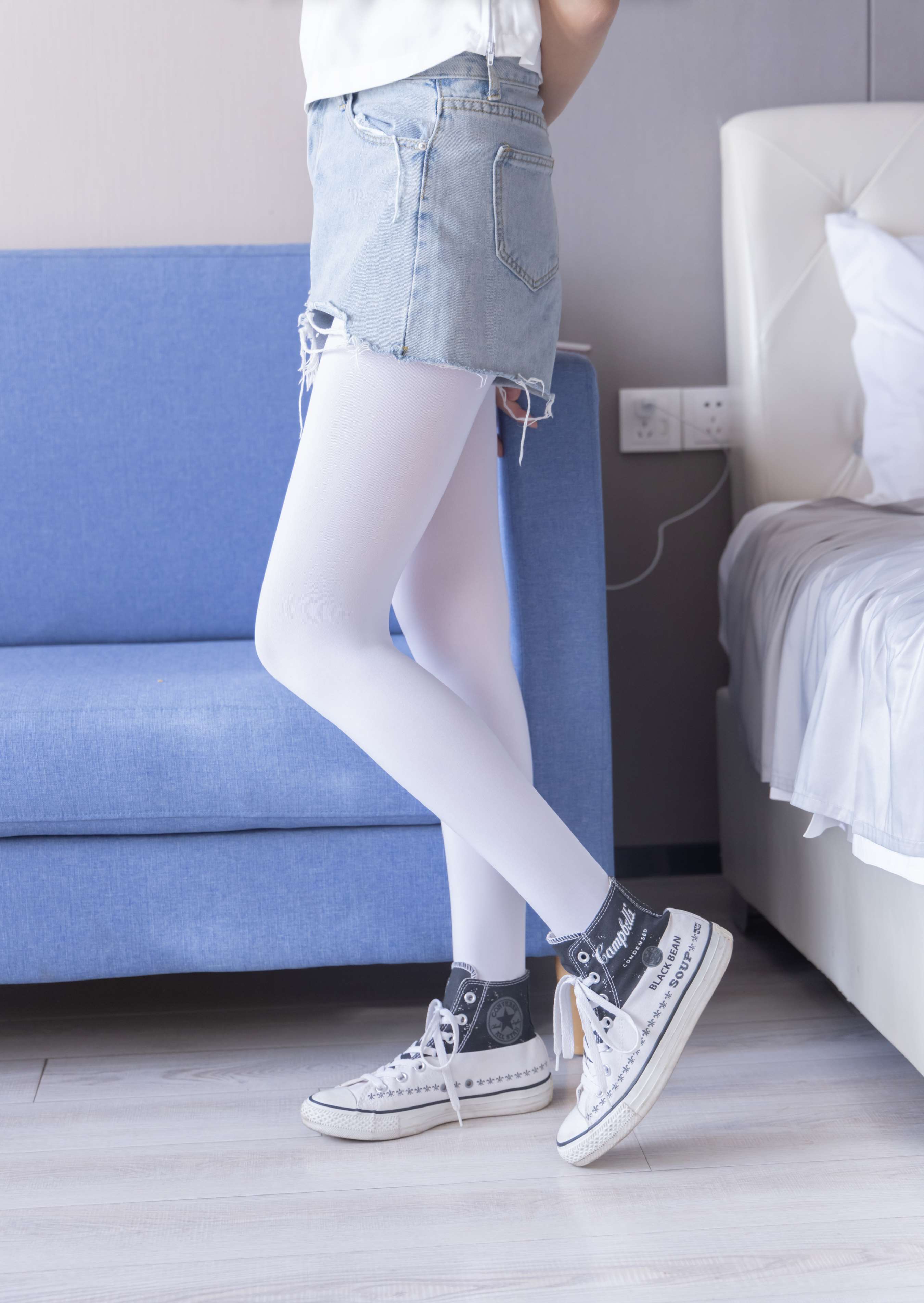 《小甜豆-三双帆布鞋板鞋、厚白丝、黑丝》作品图