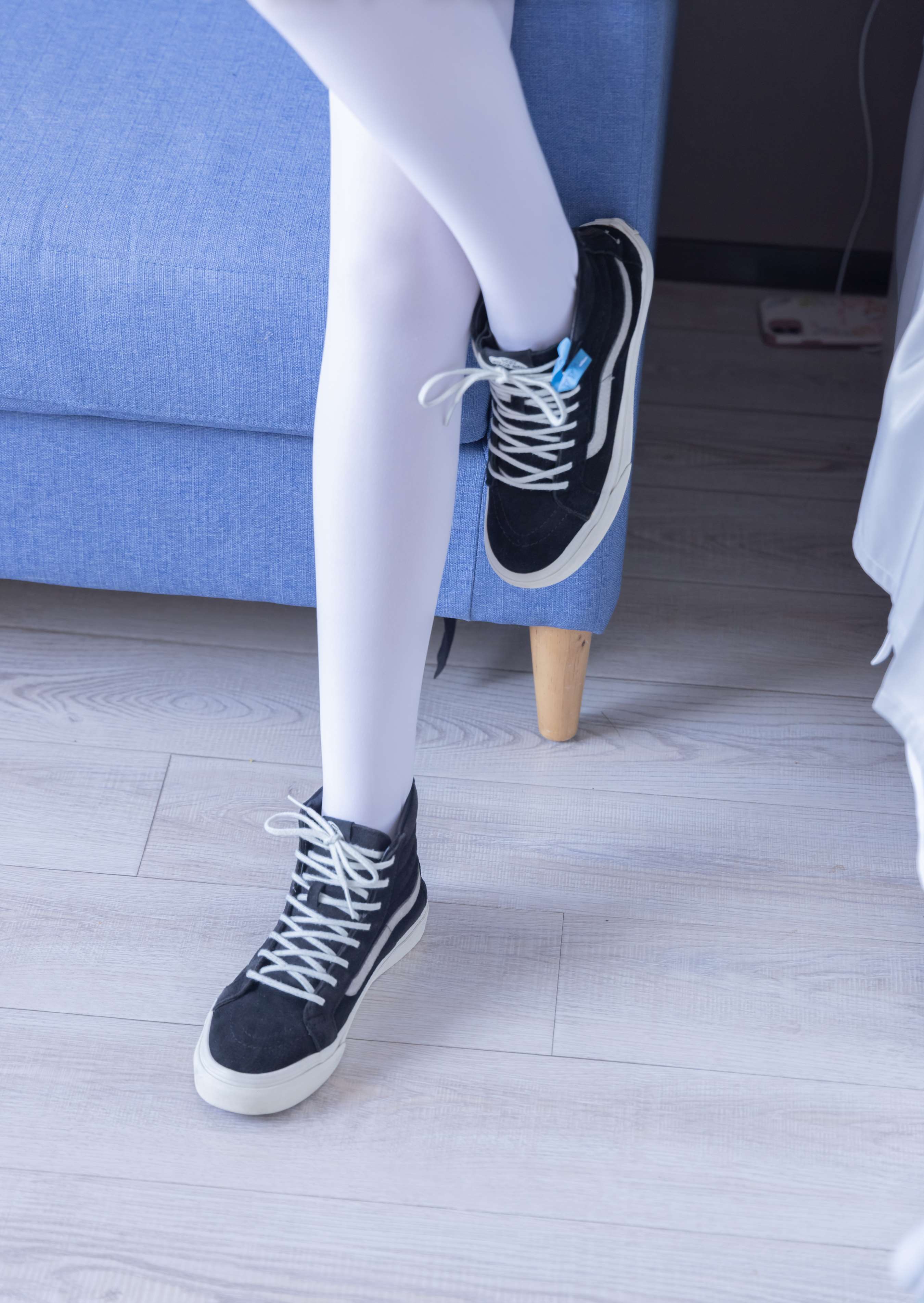 《小甜豆-三双帆布鞋板鞋、厚白丝、黑丝》作品图