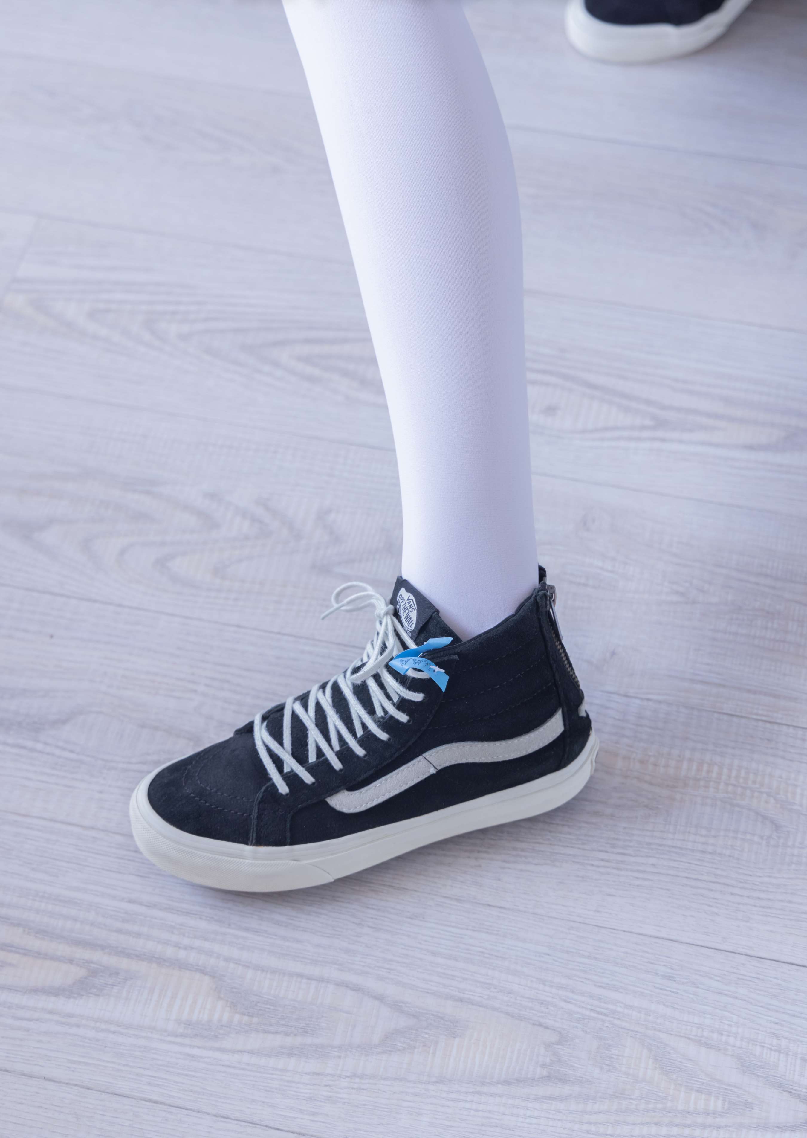 《小甜豆-三双帆布鞋板鞋、厚白丝、黑丝》作品图