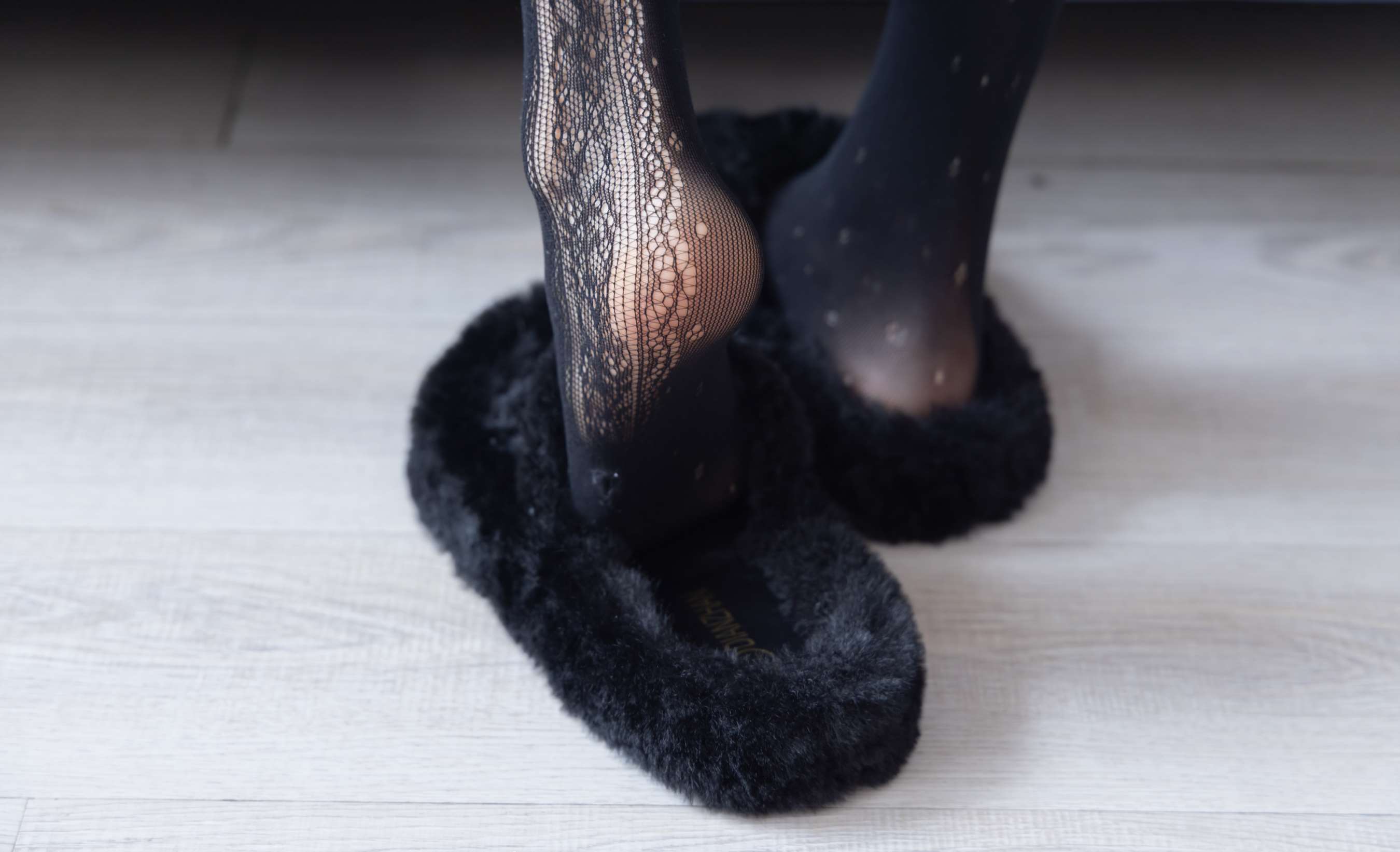 《稚予-板鞋、拖鞋、厚黑丝、蕾丝黑丝》作品图