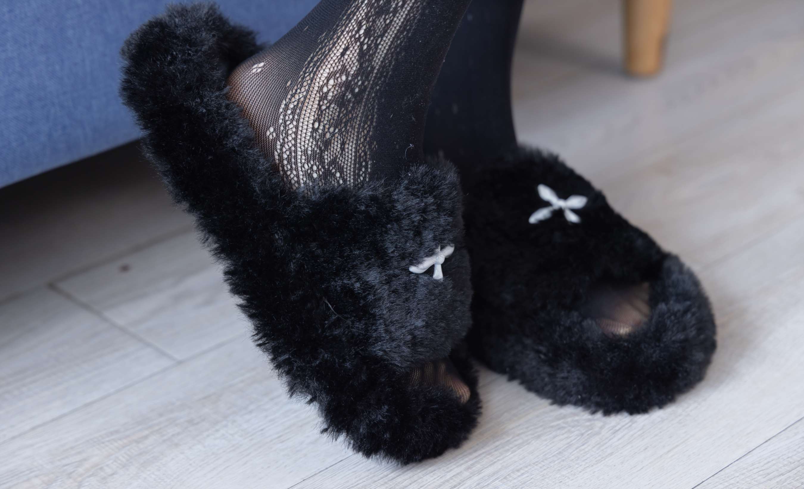 《稚予-板鞋、拖鞋、厚黑丝、蕾丝黑丝》作品图