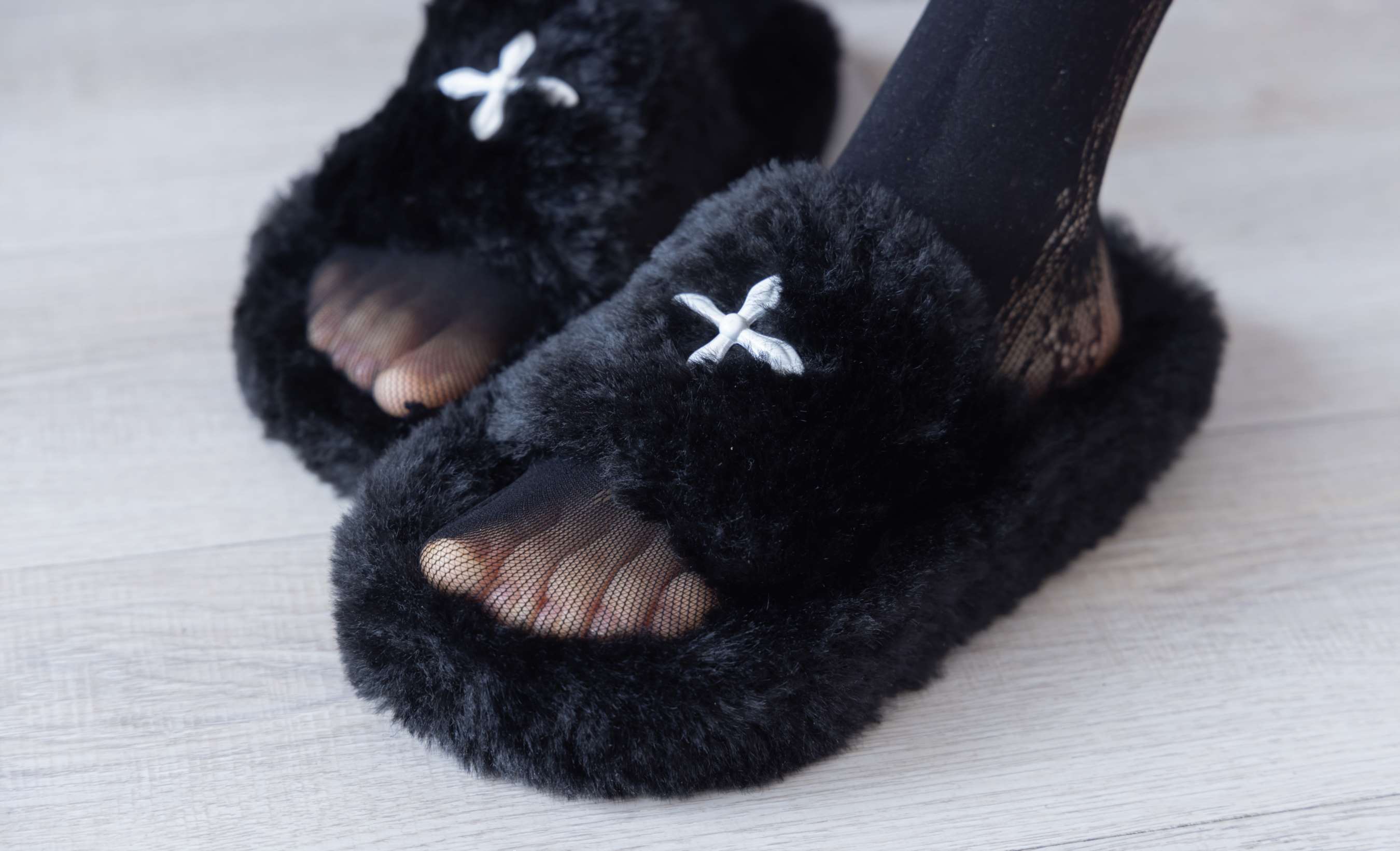 《稚予-板鞋、拖鞋、厚黑丝、蕾丝黑丝》作品图