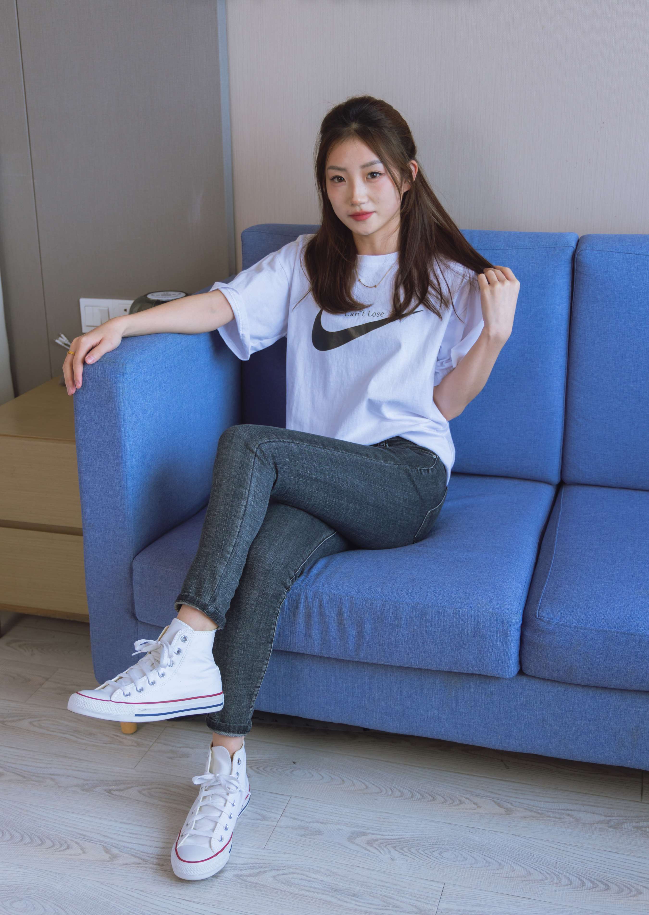 《小沫-板鞋短肉丝の赤足》作品图