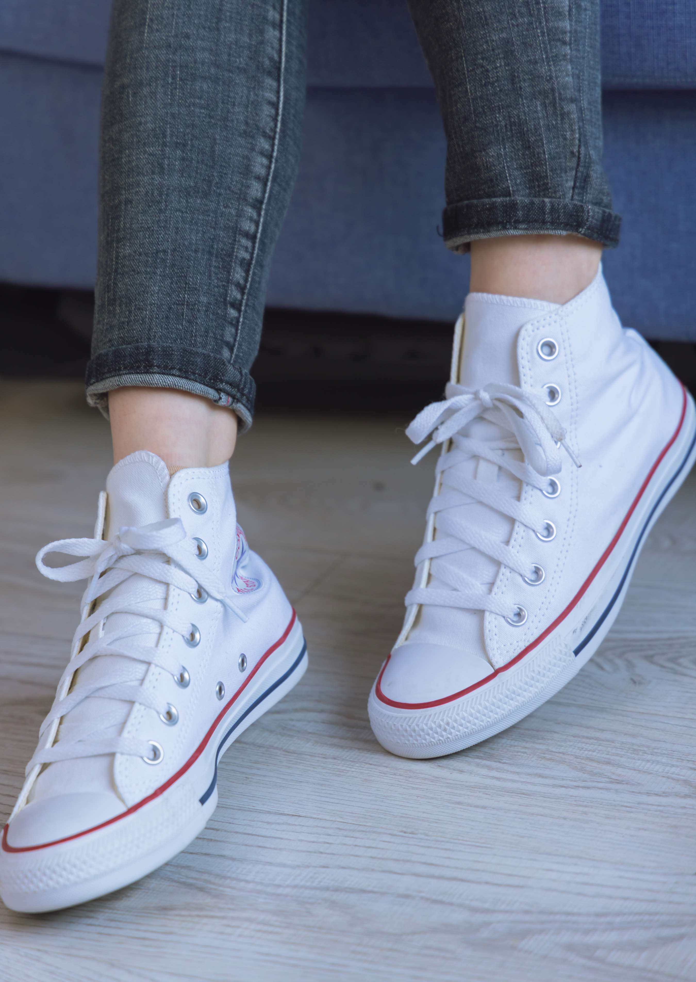 《小沫-板鞋短肉丝の赤足》作品图