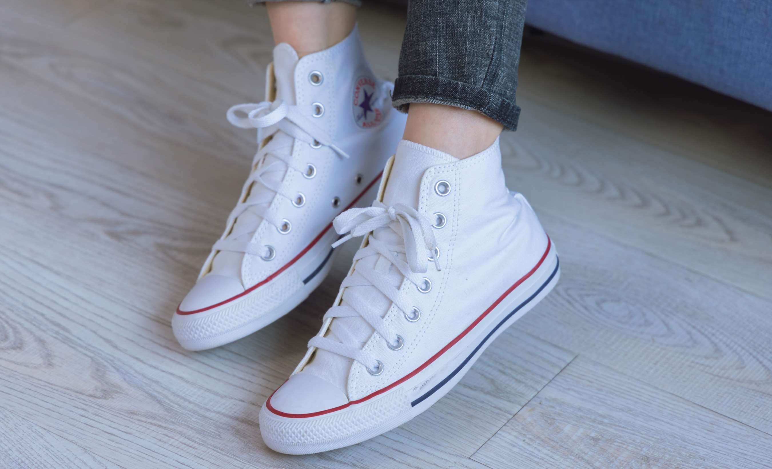 《小沫-板鞋短肉丝の赤足》作品图