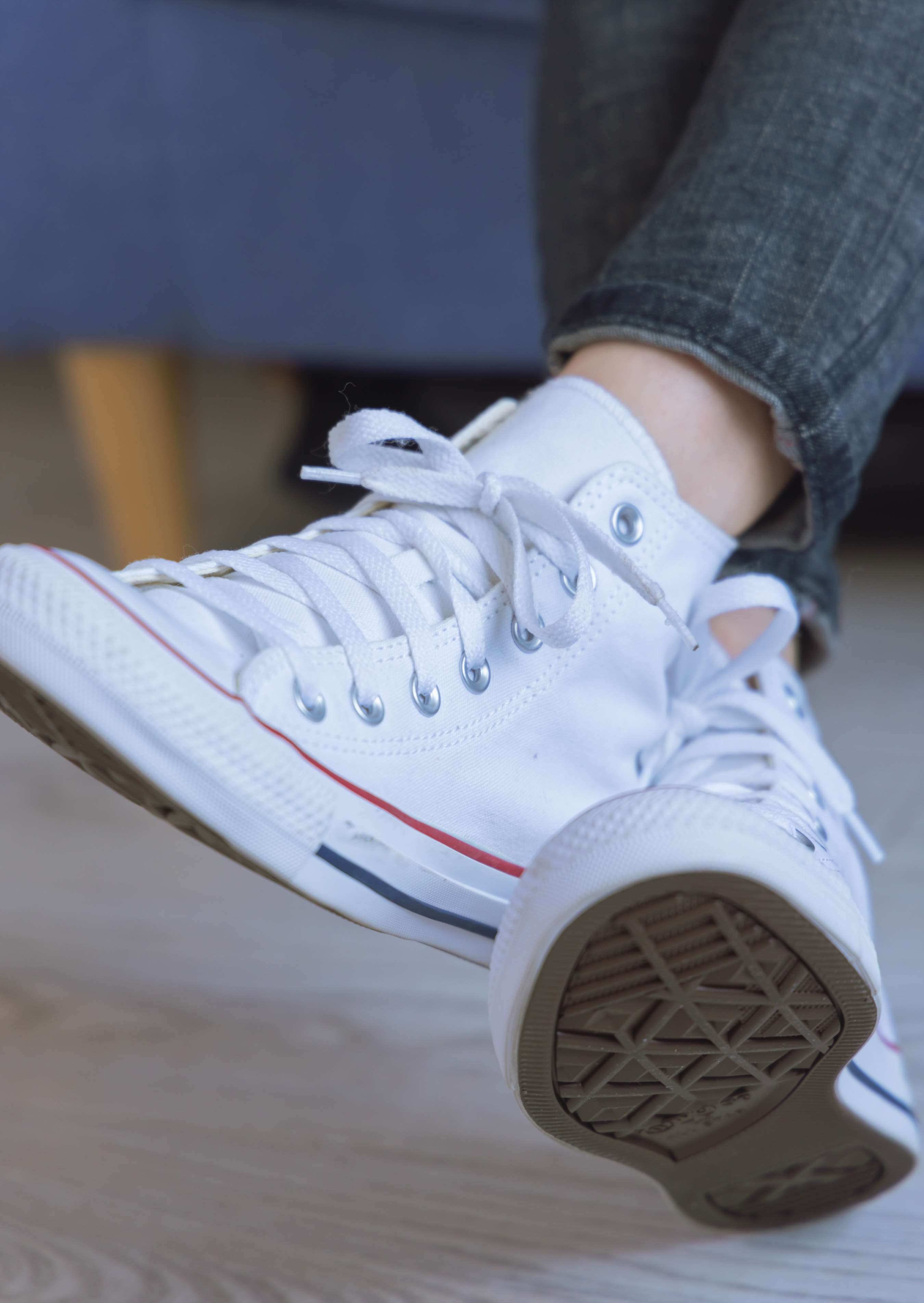 《小沫-板鞋短肉丝の赤足》作品图