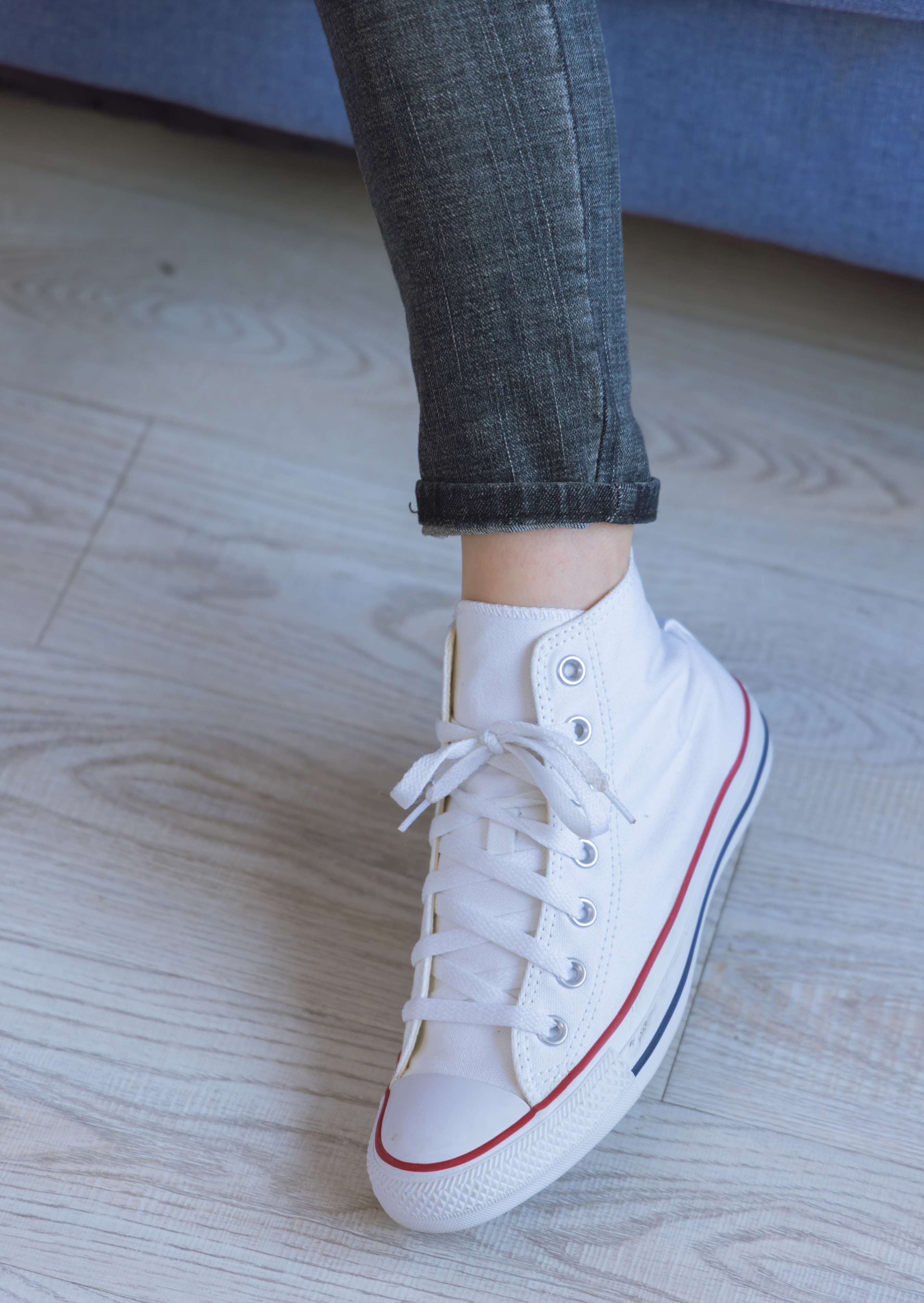 《小沫-板鞋短肉丝の赤足》作品图