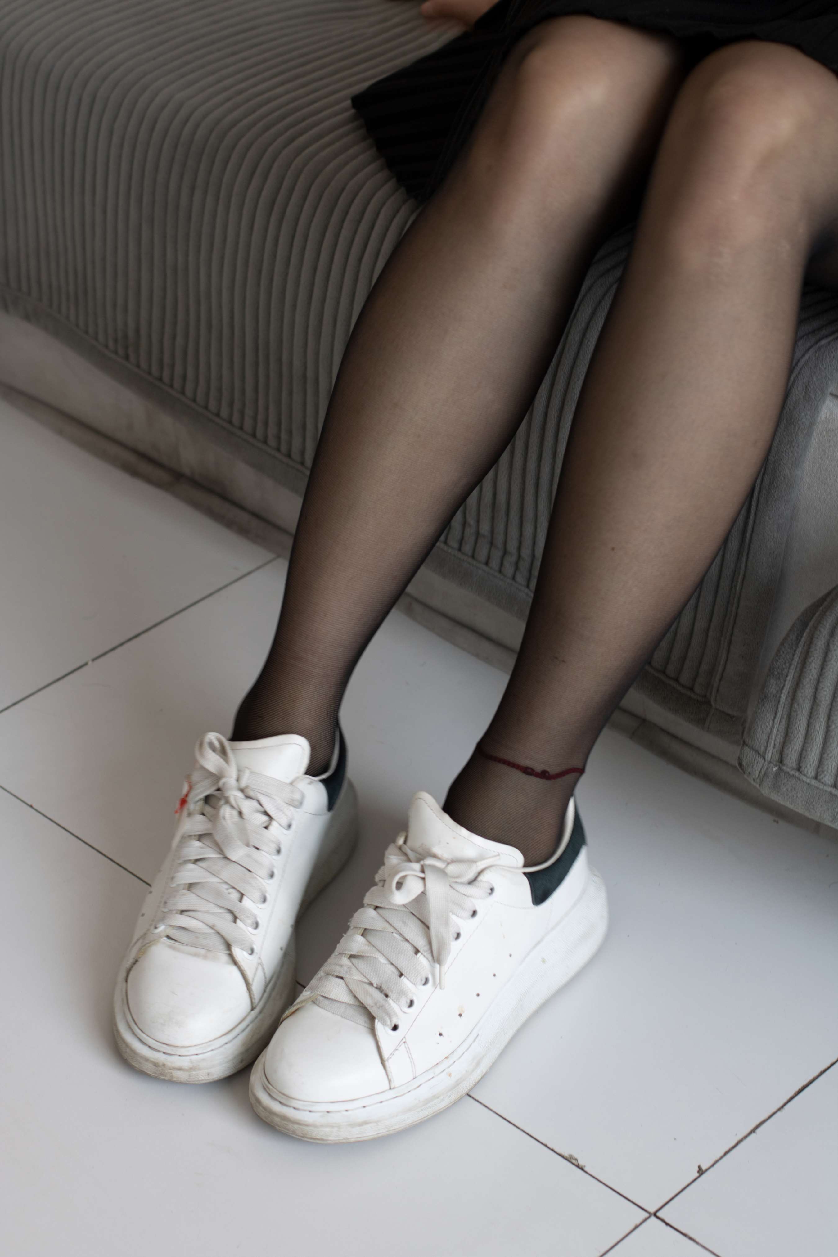 《黑衣高颜值小姐姐黑丝脚丫》作品图