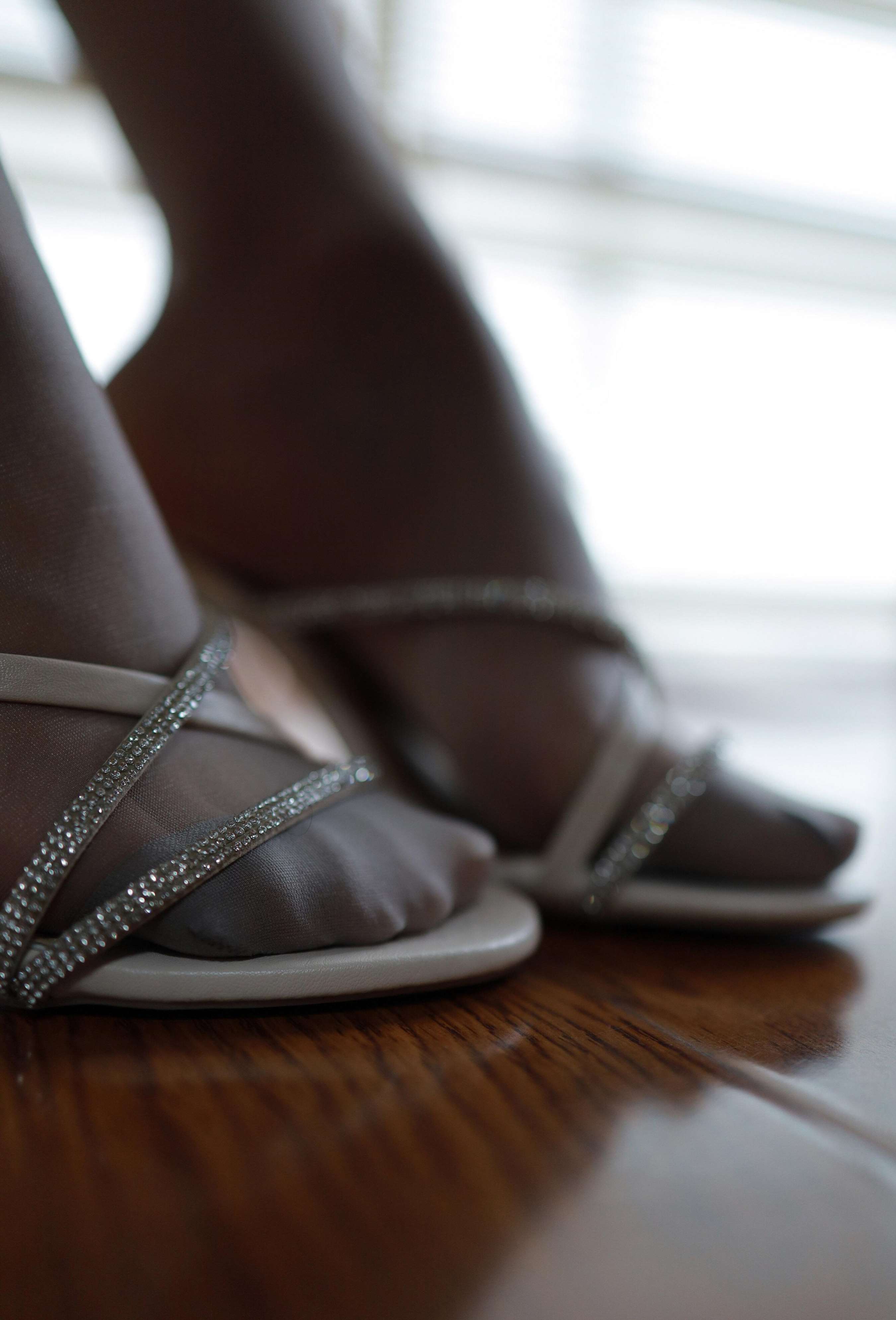 《婉萍 灰丝凉鞋》作品图