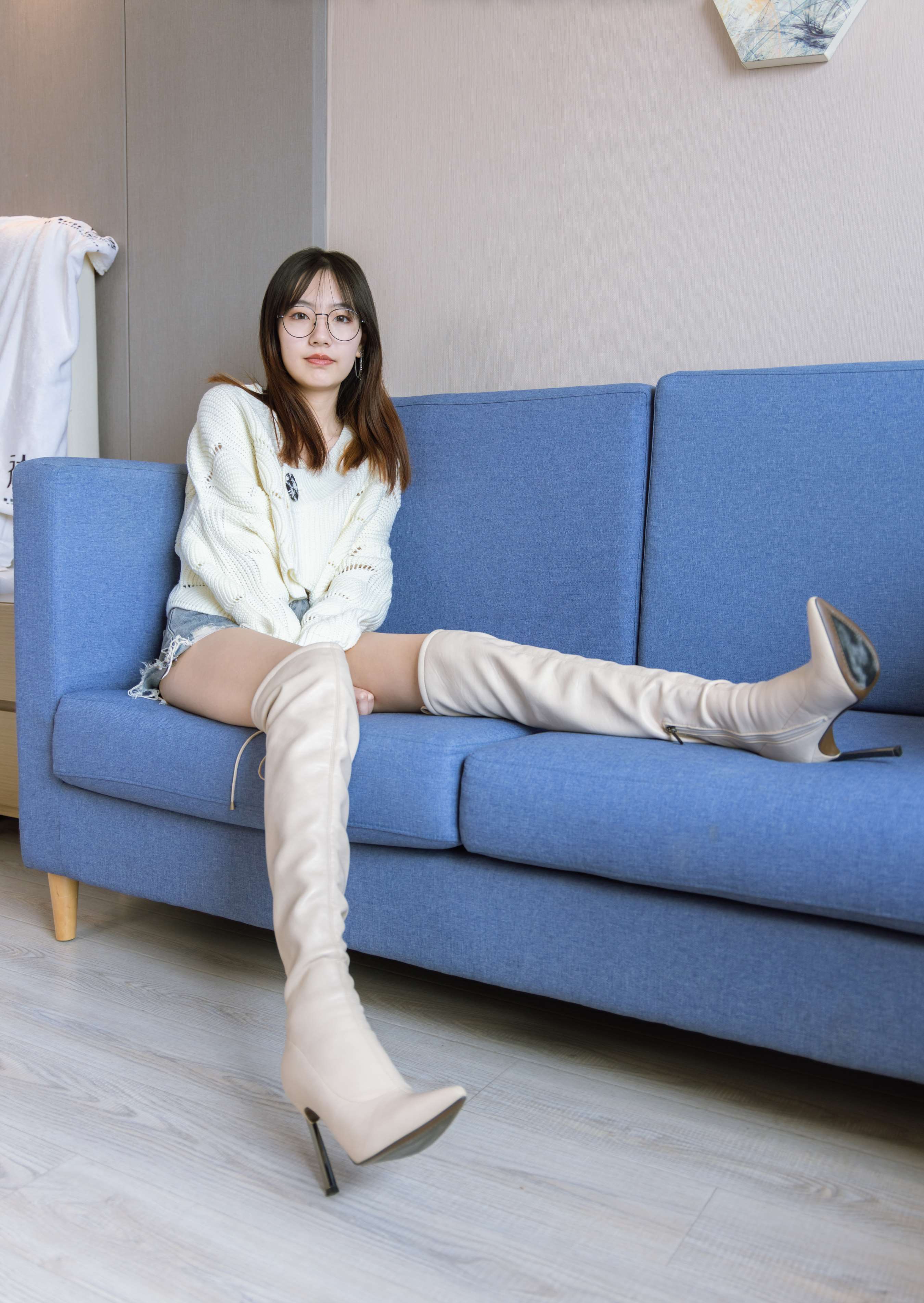 《小甜豆-长靴白棉袜の裸足》作品图