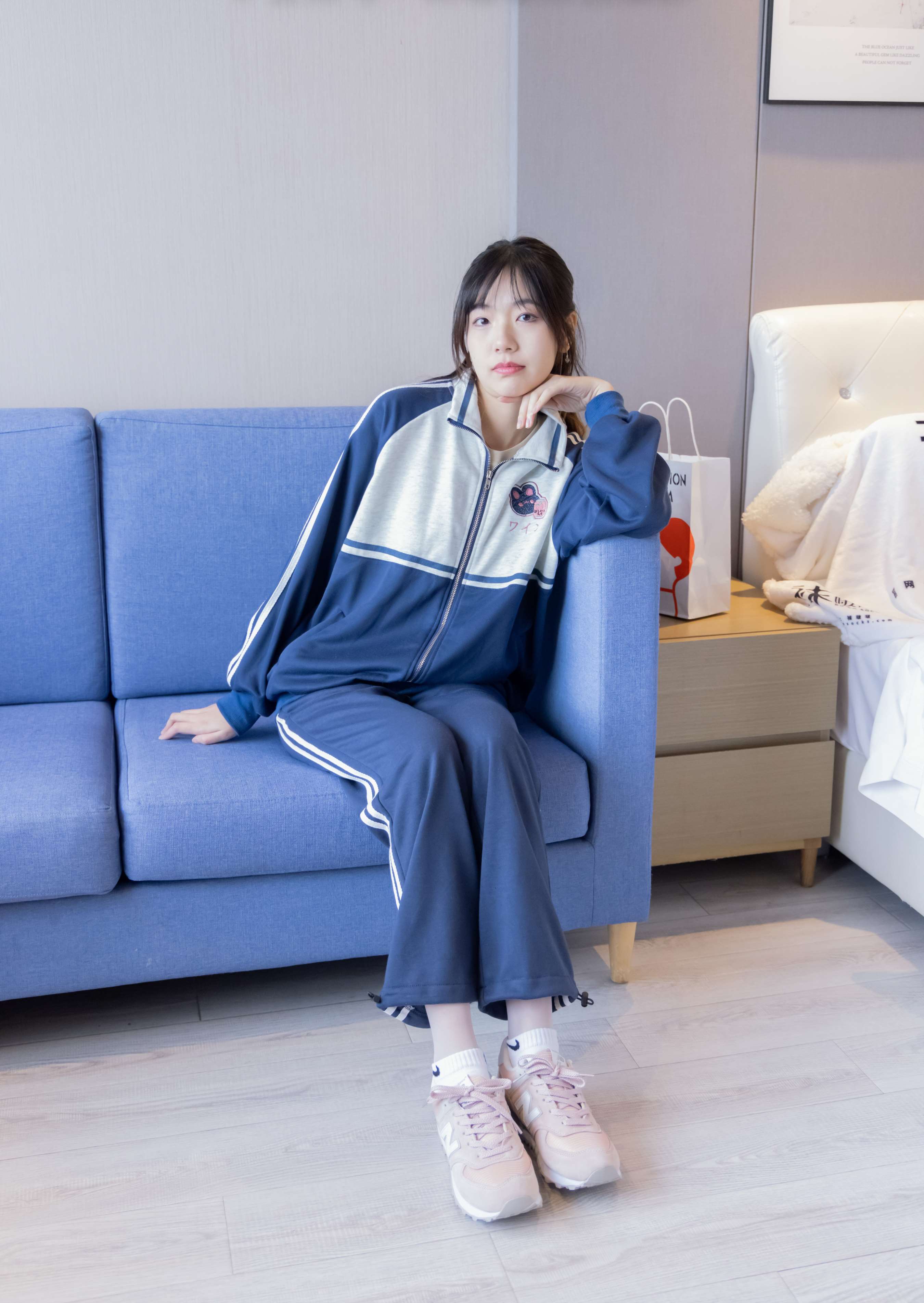 《小甜豆-运动鞋、白棉袜、白丝》作品图