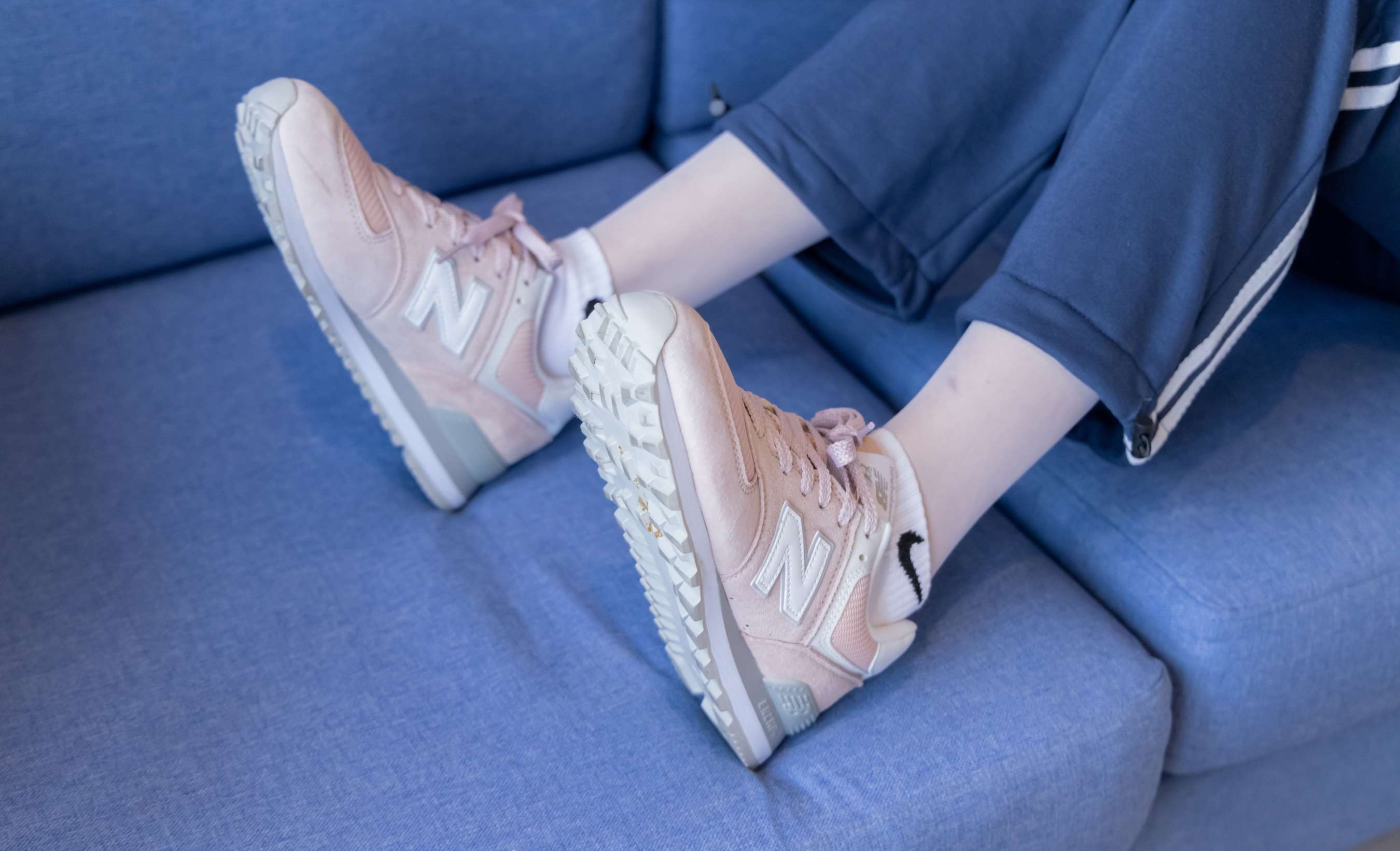 《小甜豆-运动鞋、白棉袜、白丝》作品图