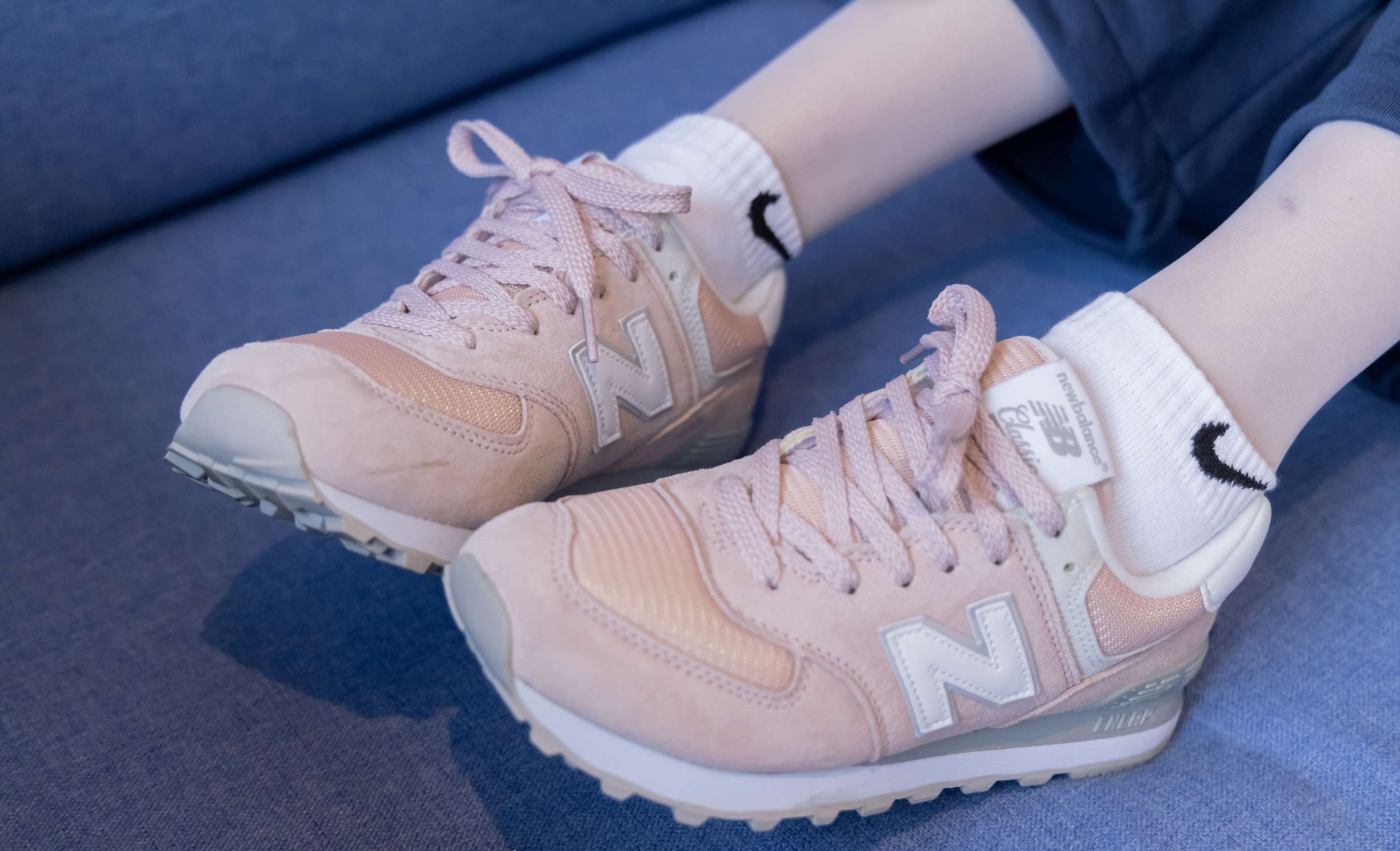 《小甜豆-运动鞋、白棉袜、白丝》作品图