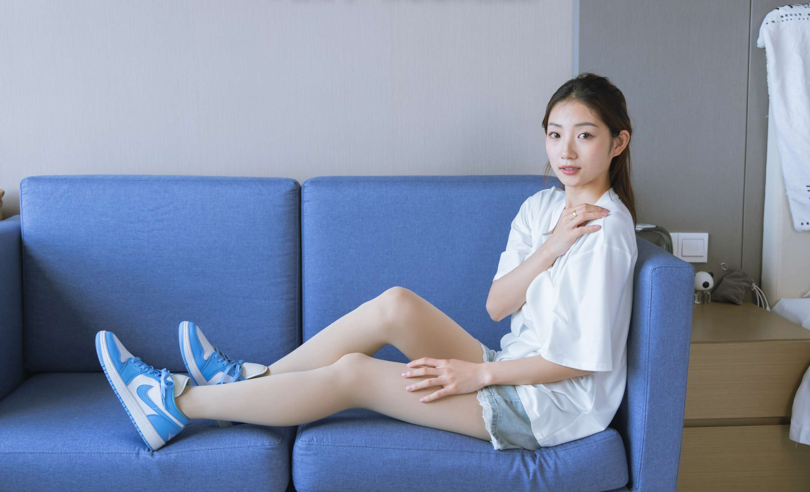 《小沫-板鞋、厚肉丝、裸足》作品图