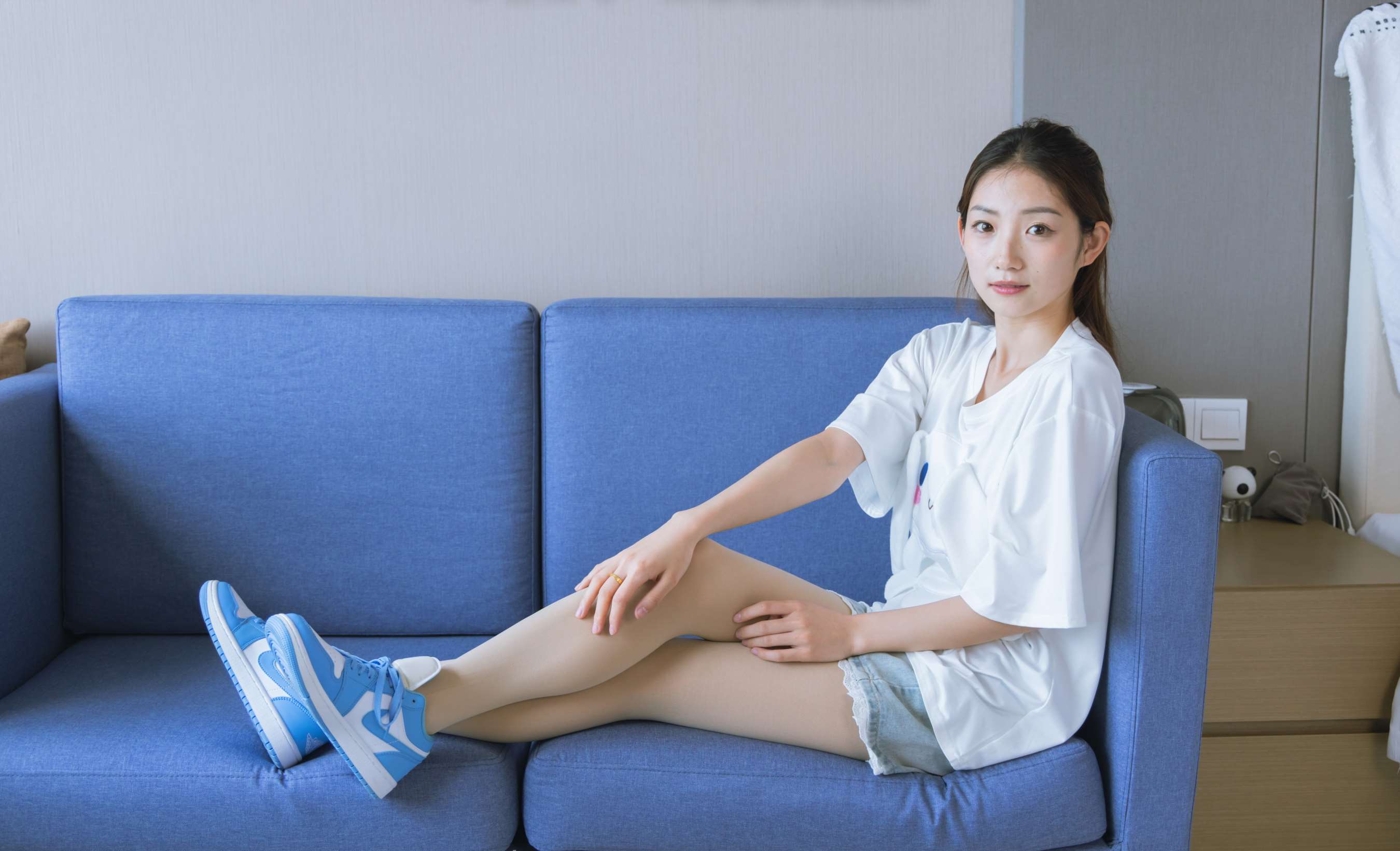 《小沫-板鞋、厚肉丝、裸足》作品图