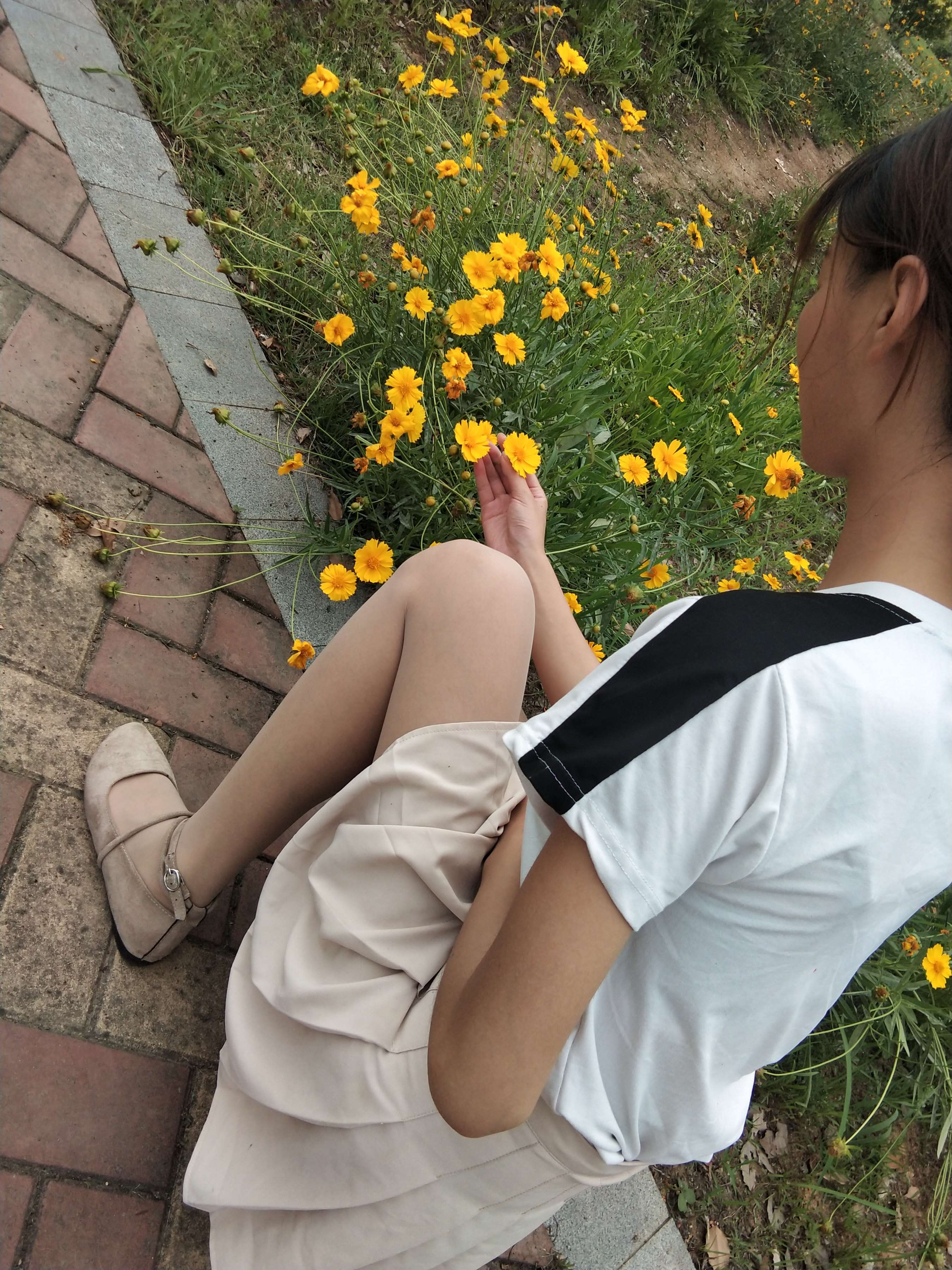 《少女肉丝绑带平底鞋》作品图