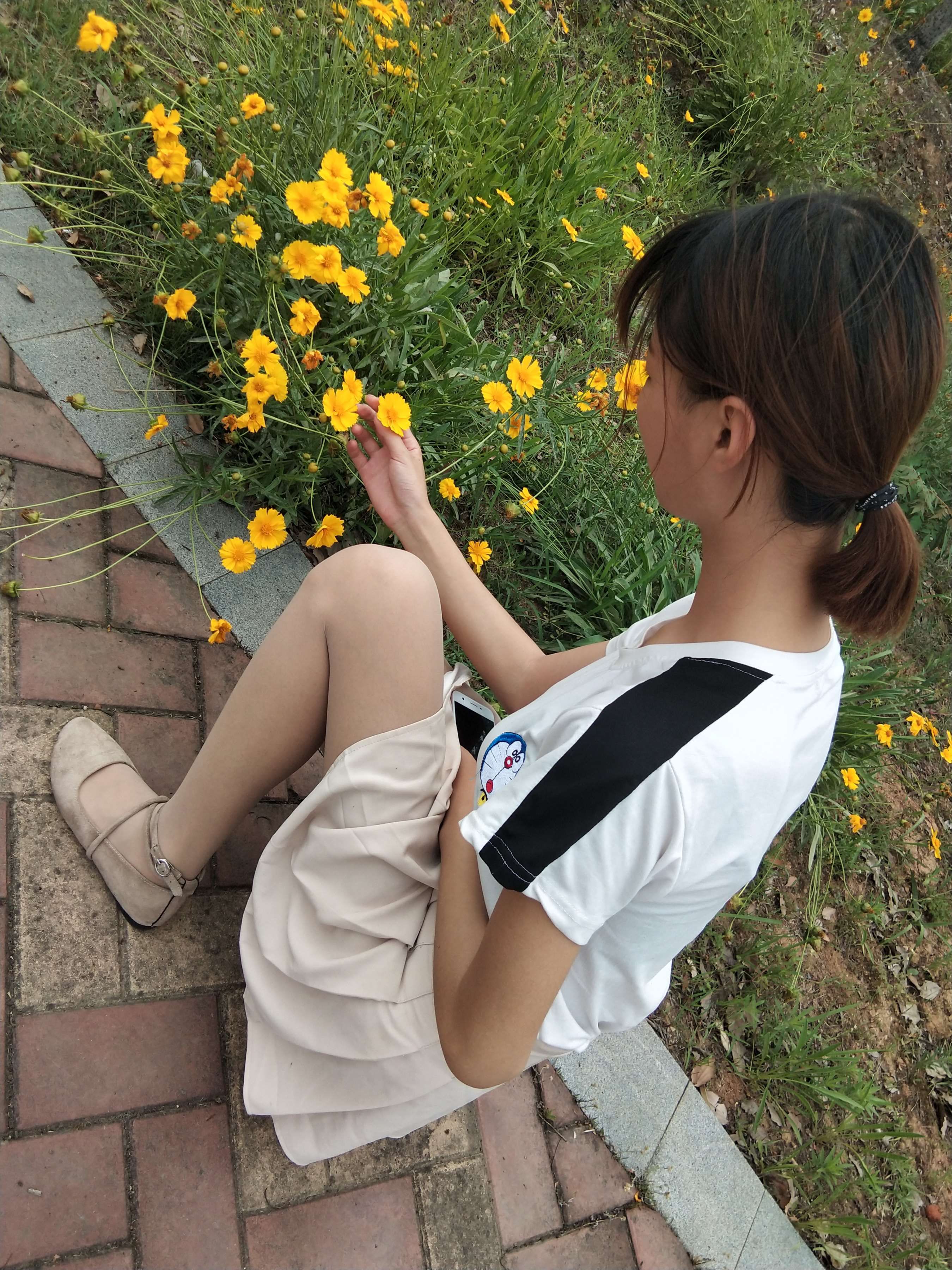 《少女肉丝绑带平底鞋》作品图