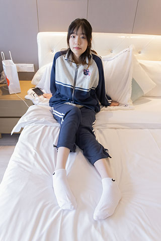 小甜豆-运动鞋、白棉袜、白丝