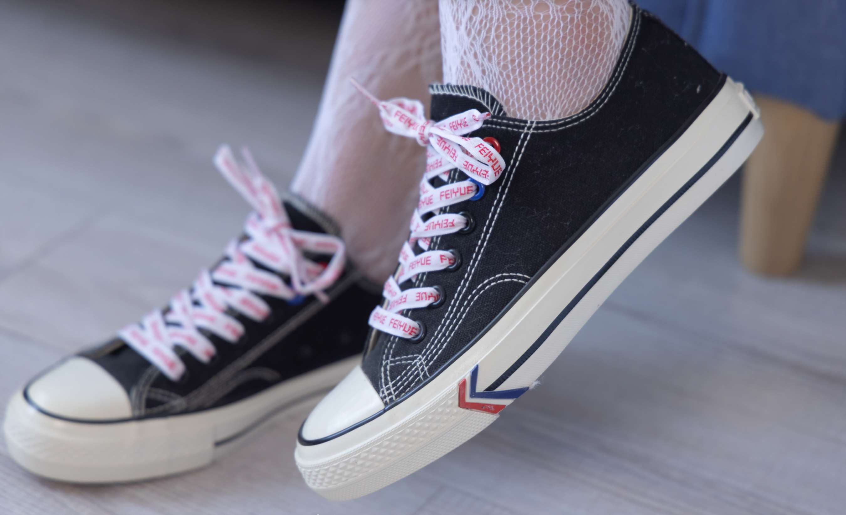 《小甜豆-板鞋、白色蕾丝袜、可拆卸牛仔裤、裤里丝》作品图