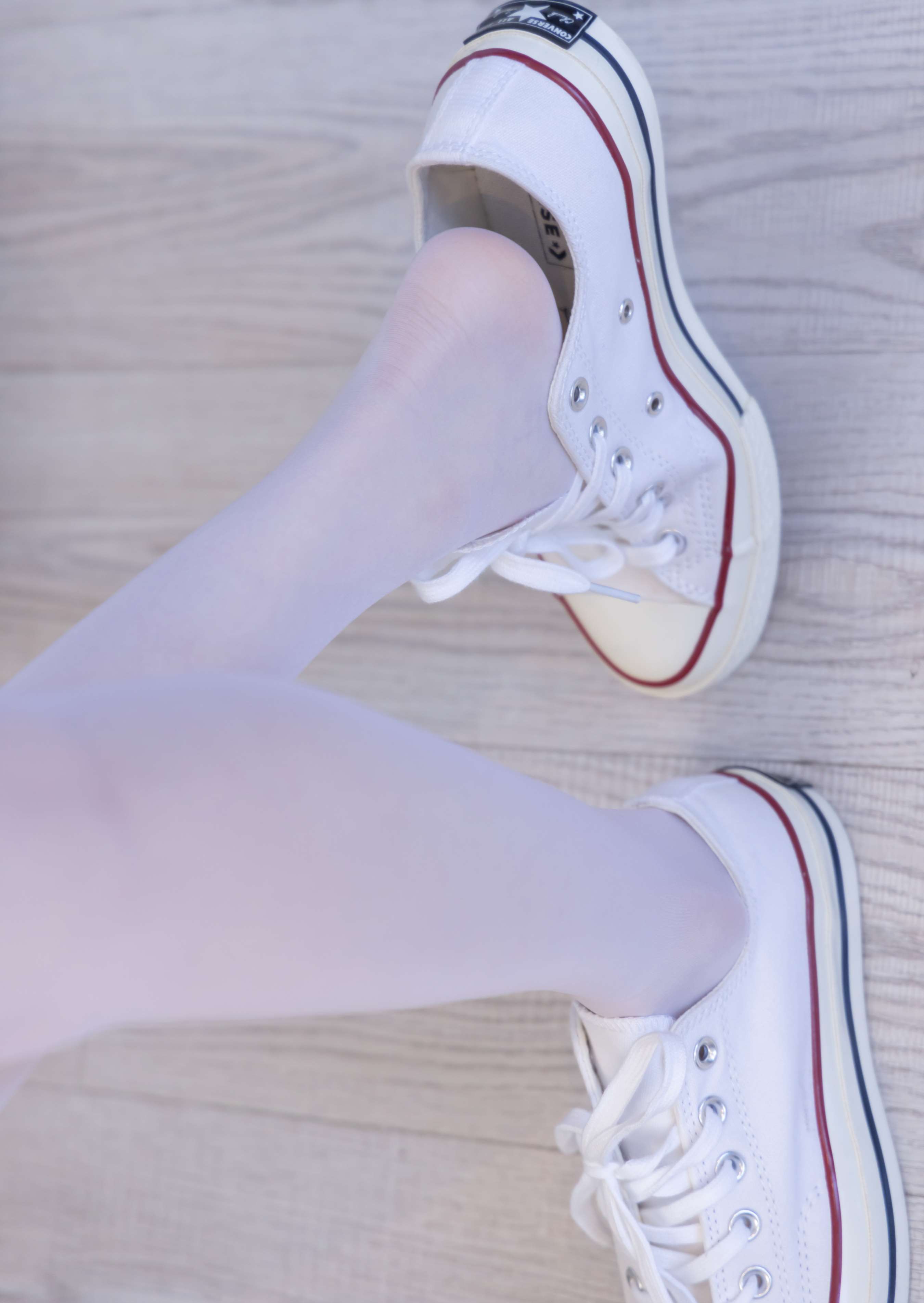 《稚予-板鞋の白丝脚丫》作品图