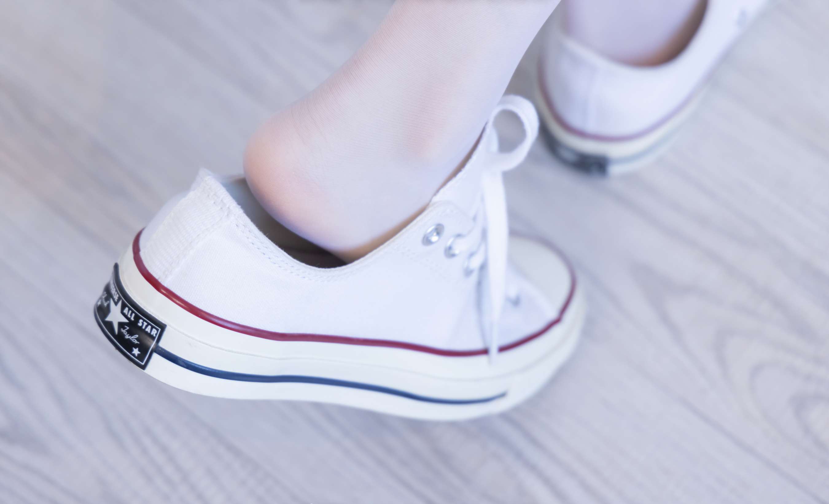 《稚予-板鞋の白丝脚丫》作品图