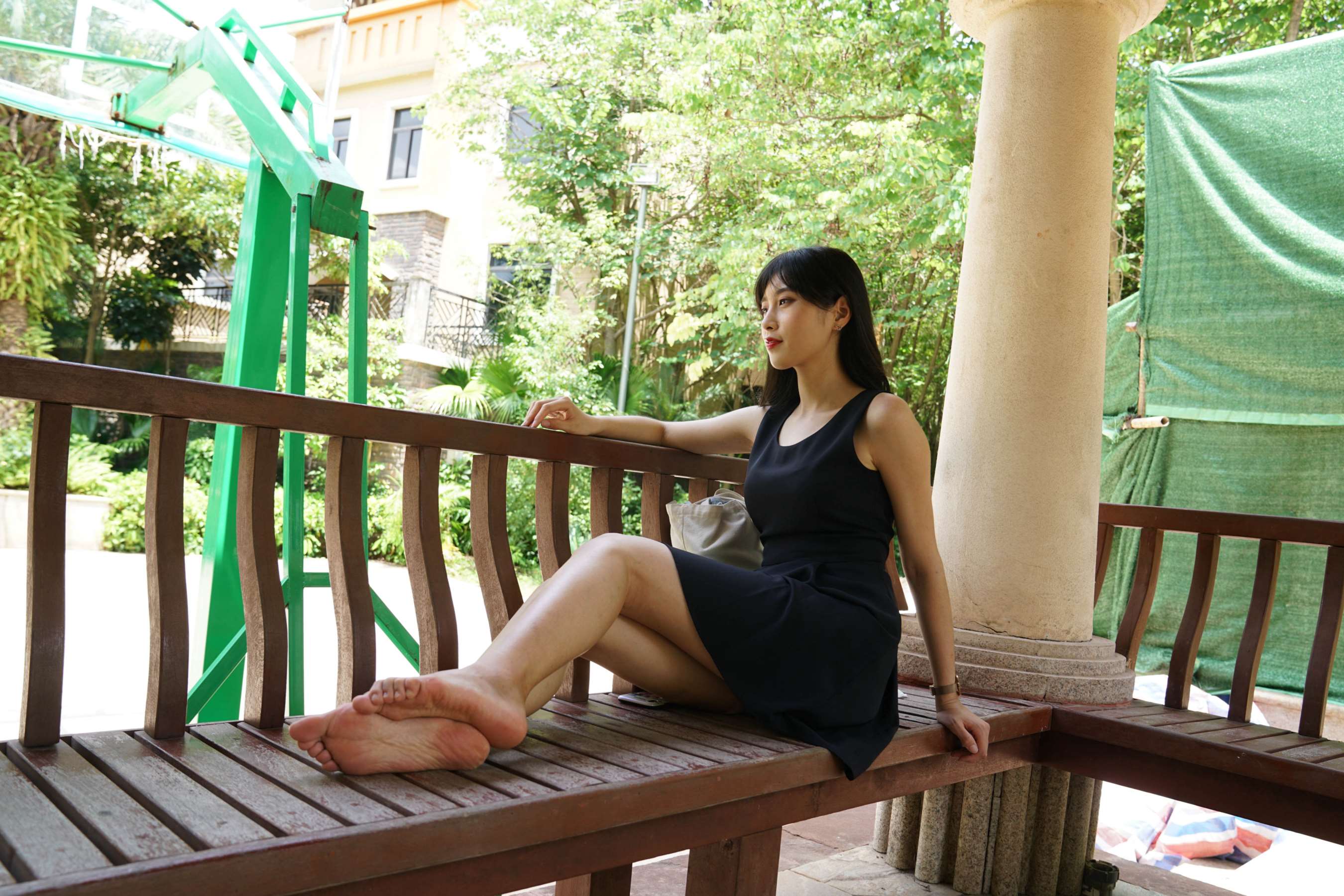 《妹子公园连衣裙裸足》作品图