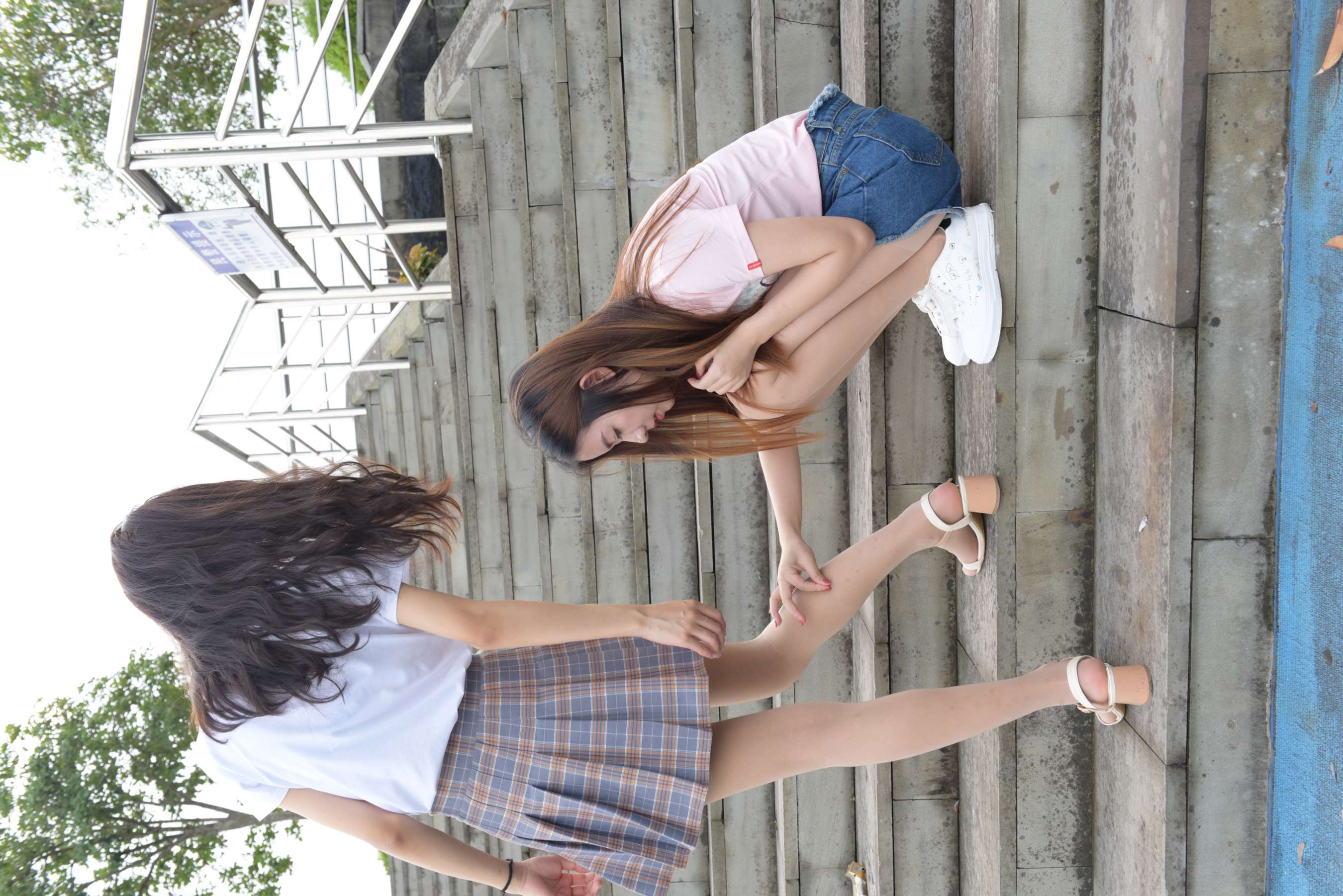 《双丝姐妹花校园操场互脚》作品图