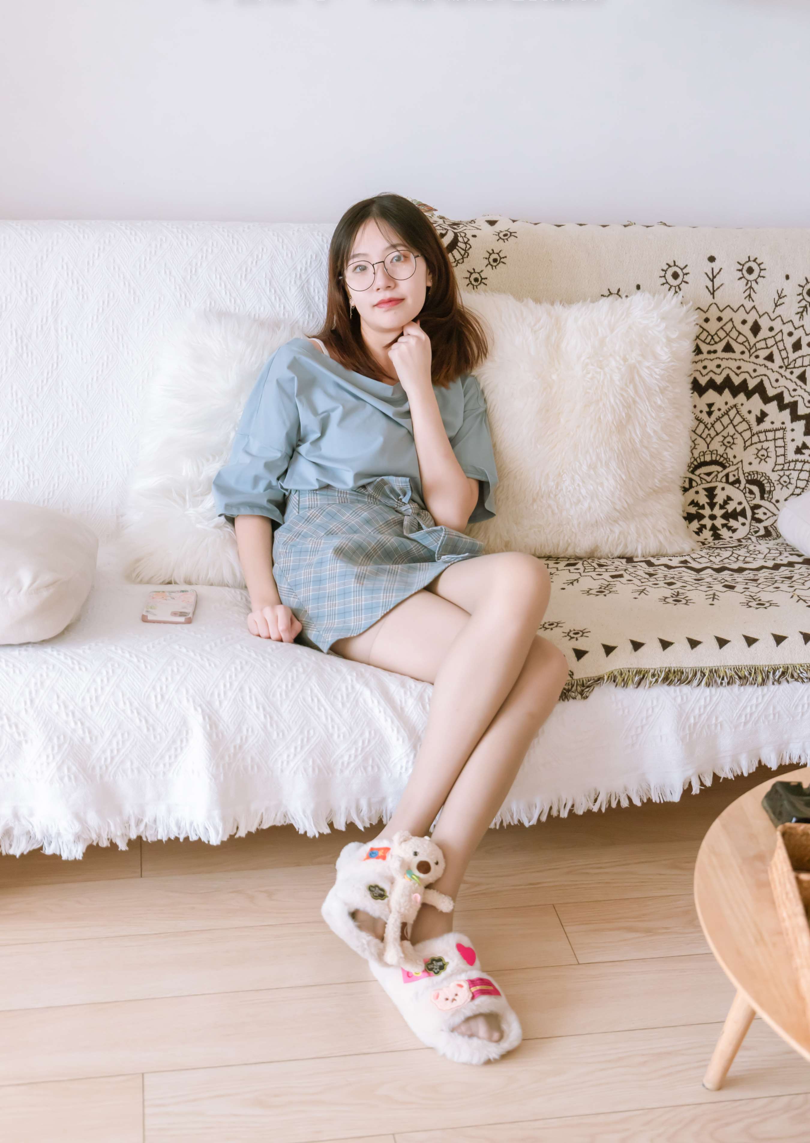 《小甜豆-棉拖鞋、灰丝、裸足》作品图