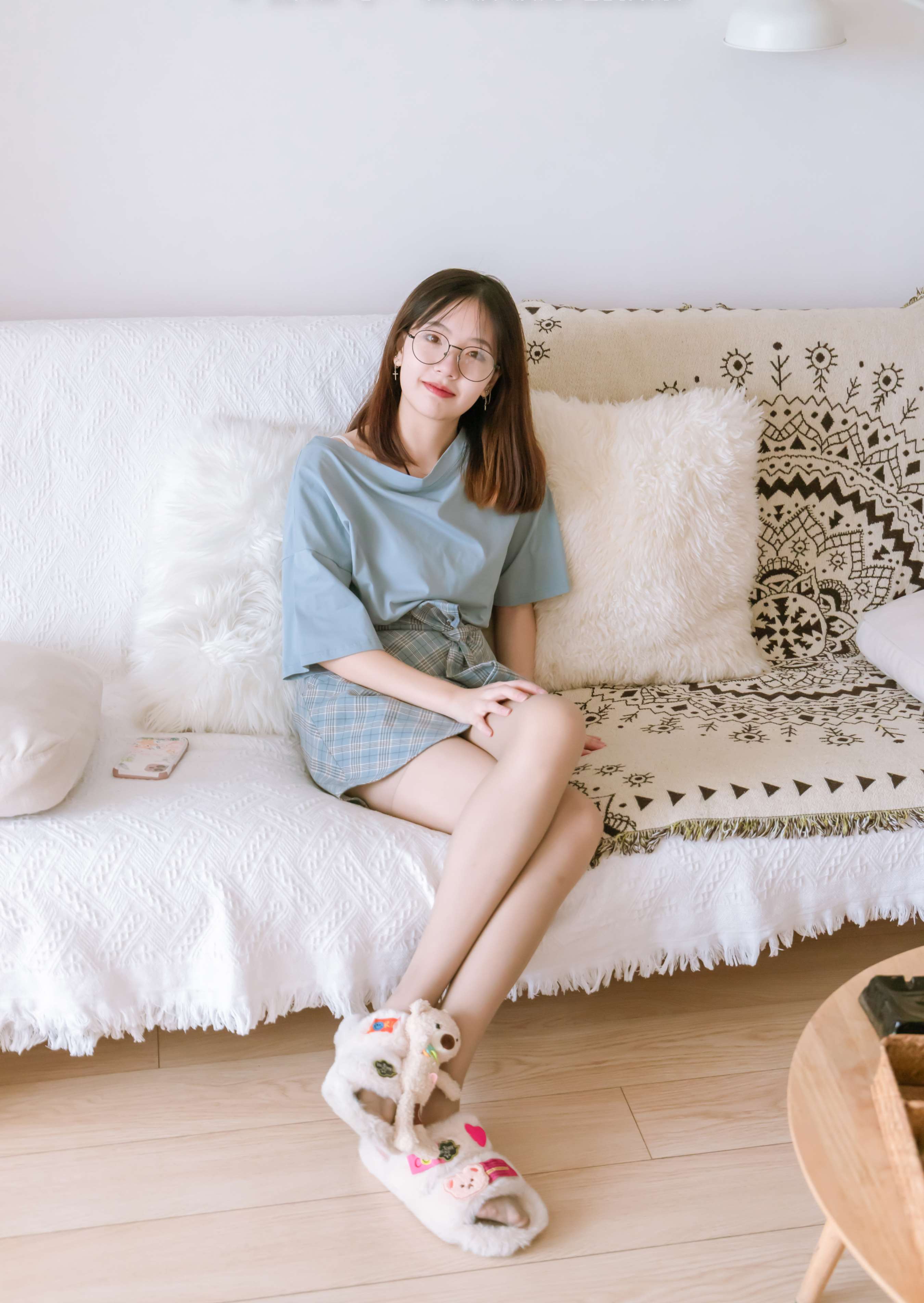 《小甜豆-棉拖鞋、灰丝、裸足》作品图