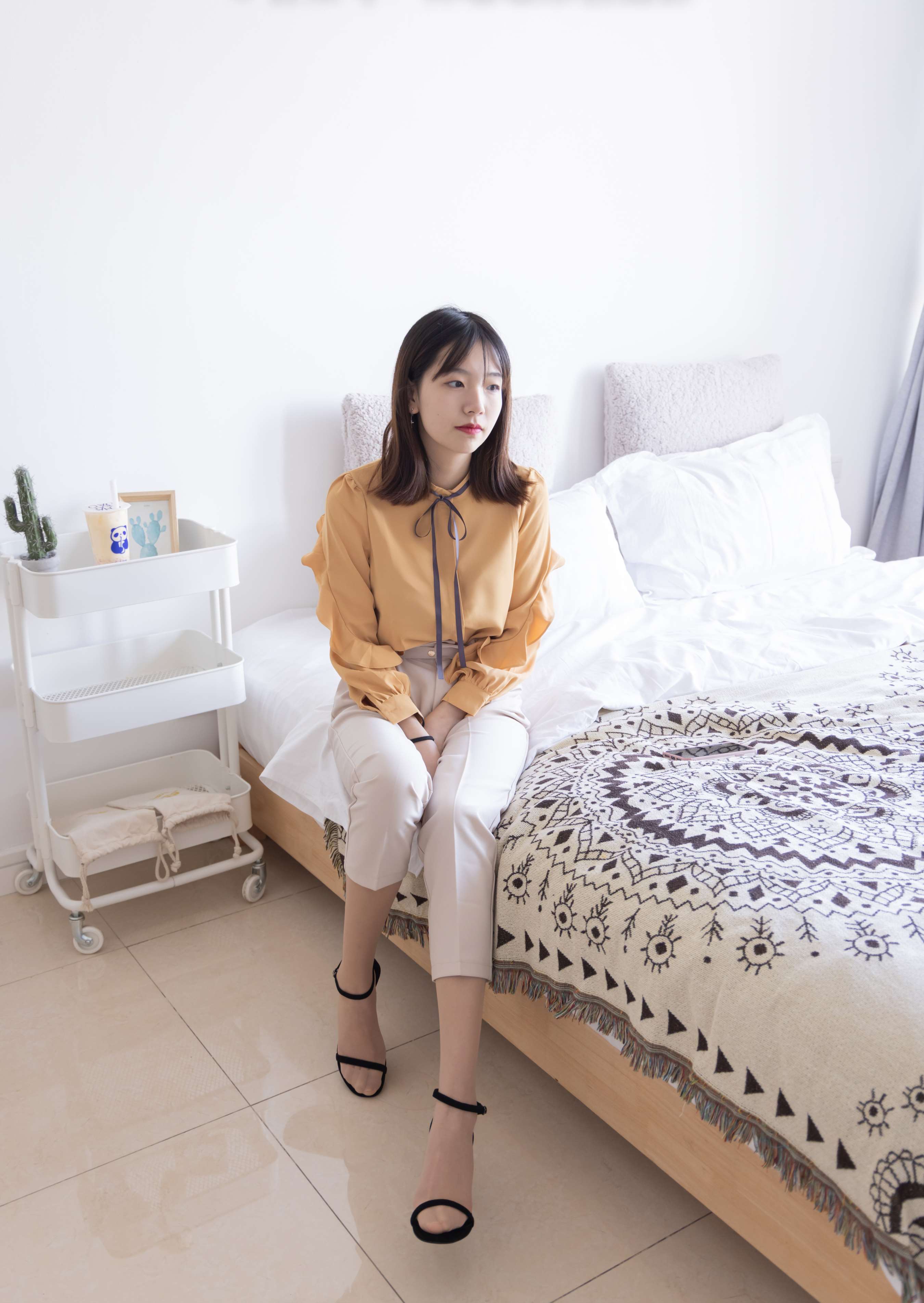 《小甜豆-三双高跟鞋、肉丝、裸足》作品图